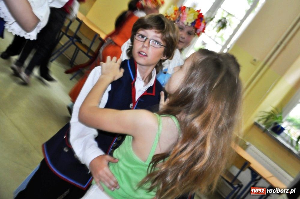 Zdjęcie w galerii na portalu naszraciborz.pl: Białorusini w SP 4 uczą się tańców wiadomości z regionu
