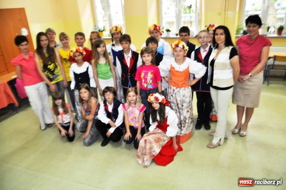 Zdjęcie w galerii na portalu naszraciborz.pl: Białorusini w SP 4 uczą się tańców wiadomości z regionu