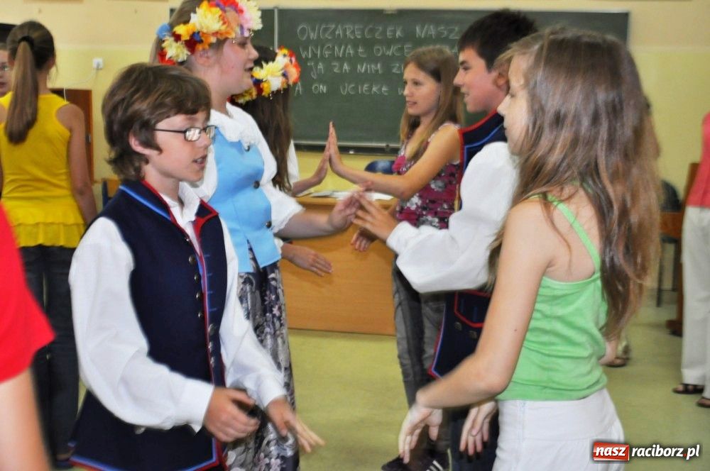Zdjęcie w galerii na portalu naszraciborz.pl: Białorusini w SP 4 uczą się tańców wiadomości z regionu