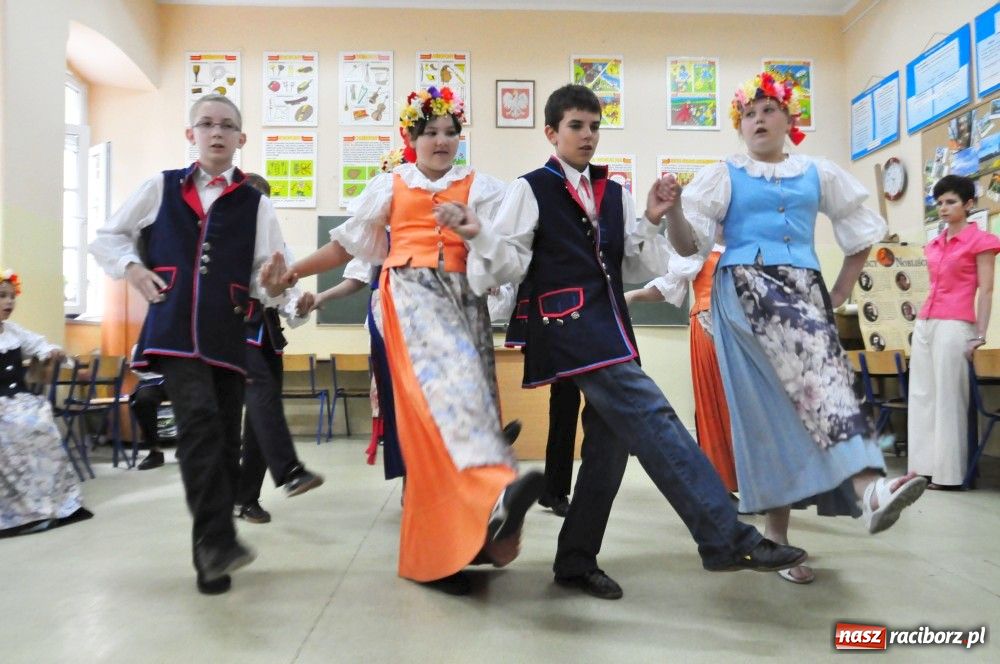 Zdjęcie w galerii na portalu naszraciborz.pl: Białorusini w SP 4 uczą się tańców wiadomości z regionu