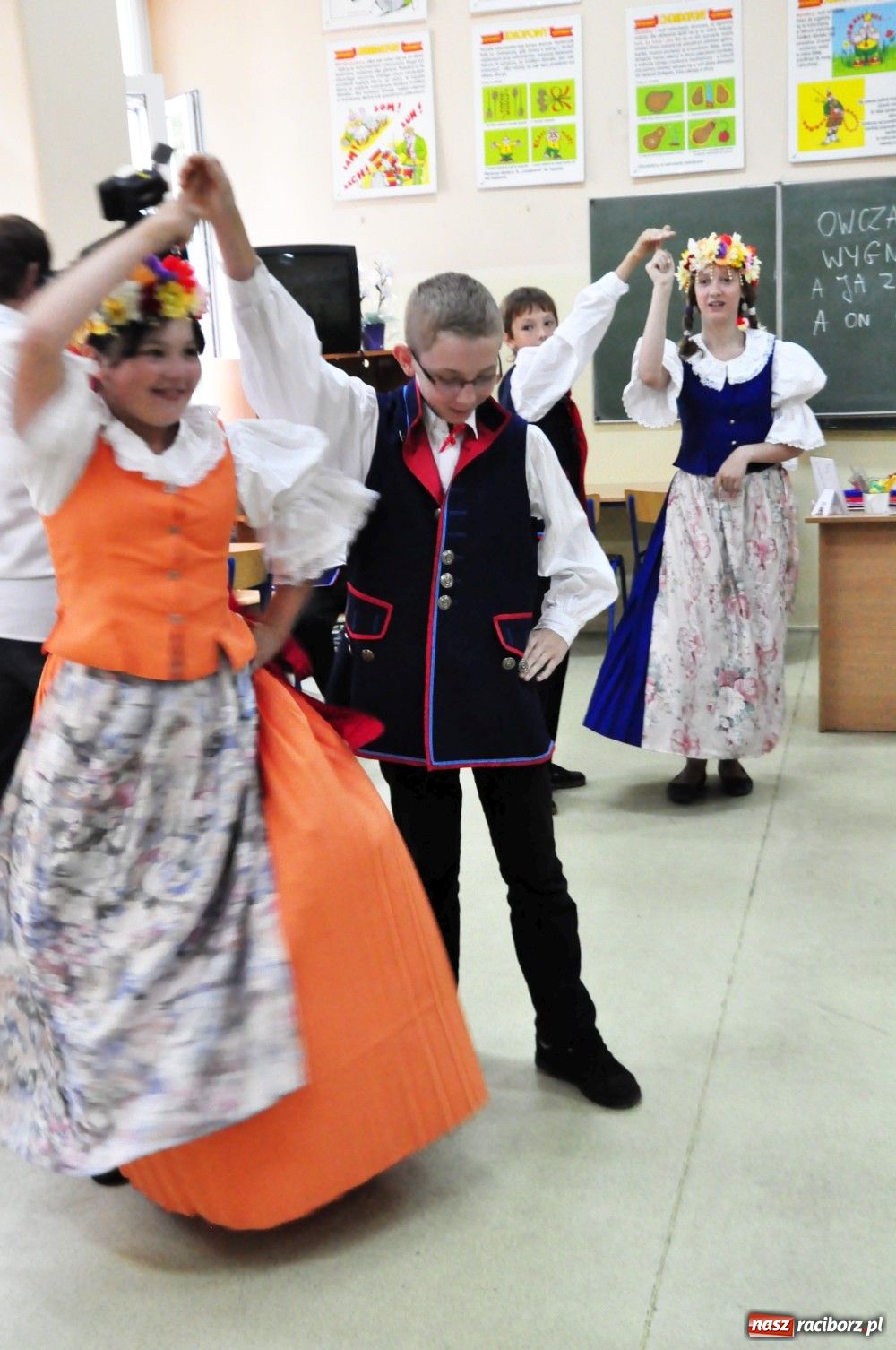 Zdjęcie w galerii na portalu naszraciborz.pl: Białorusini w SP 4 uczą się tańców wiadomości z regionu