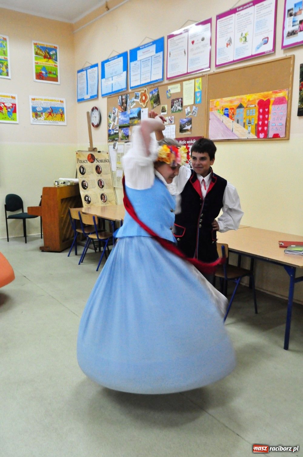 Zdjęcie w galerii na portalu naszraciborz.pl: Białorusini w SP 4 uczą się tańców wiadomości z regionu