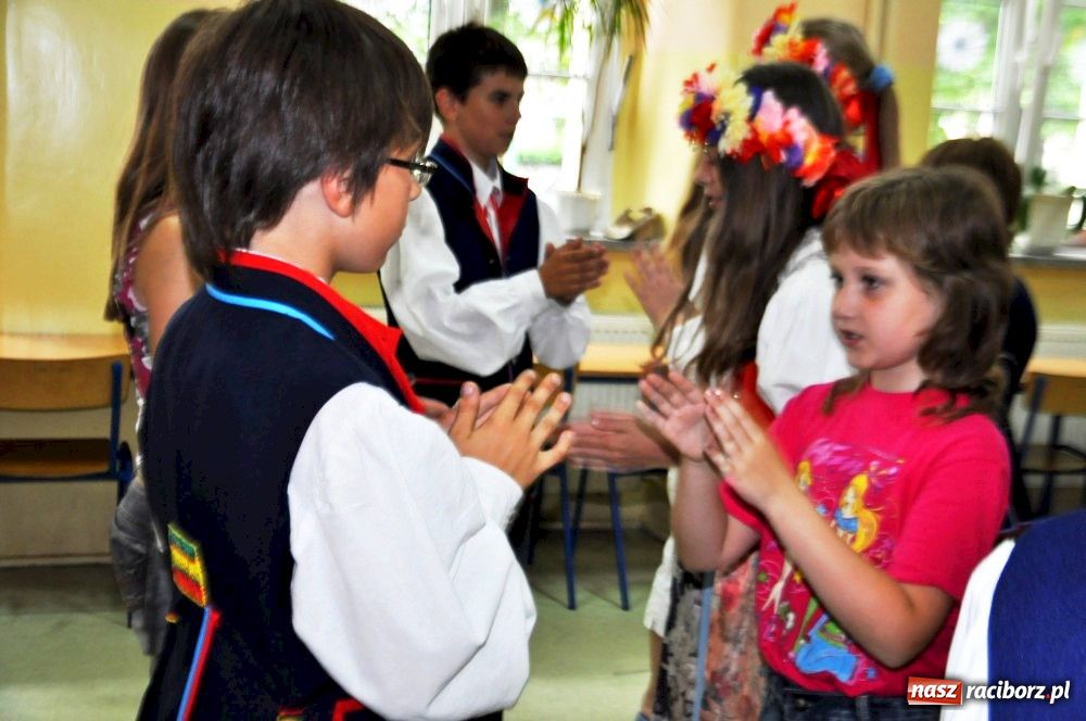 Zdjęcie w galerii na portalu naszraciborz.pl: Białorusini w SP 4 uczą się tańców wiadomości z regionu