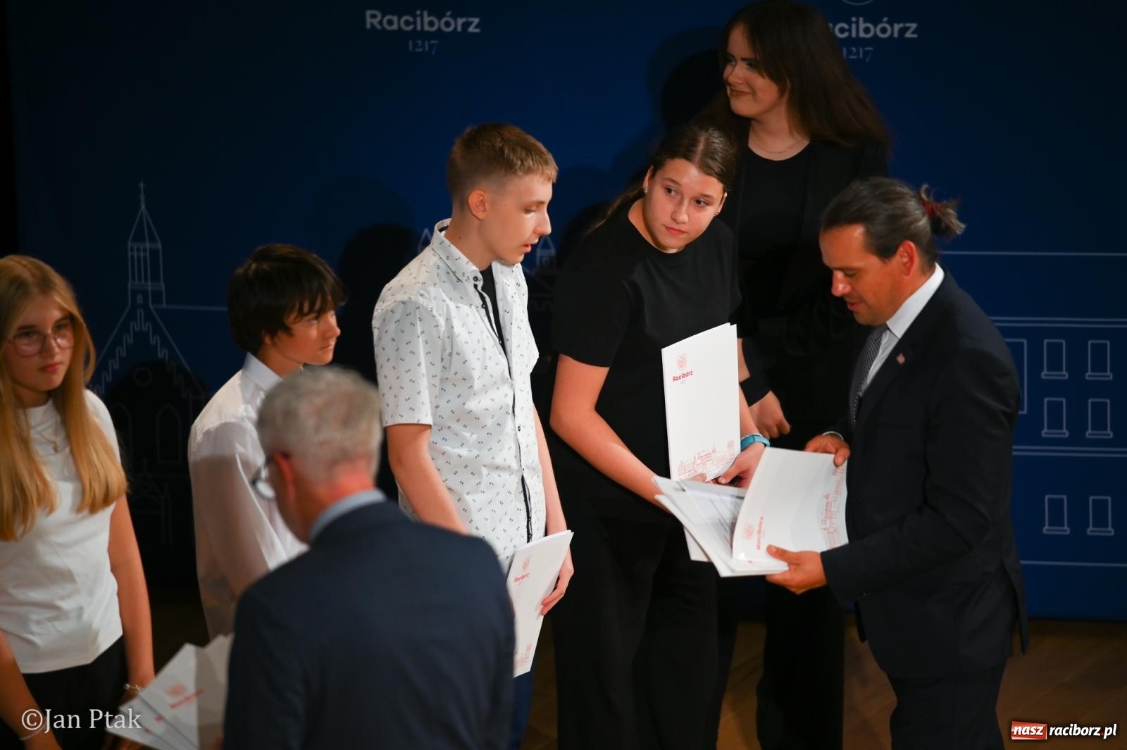 Zdjęcie w galerii na portalu naszraciborz.pl: Raciborscy stypendyści uhonorowani w Raciborskim Centrum Kultury wiadomości z regionu