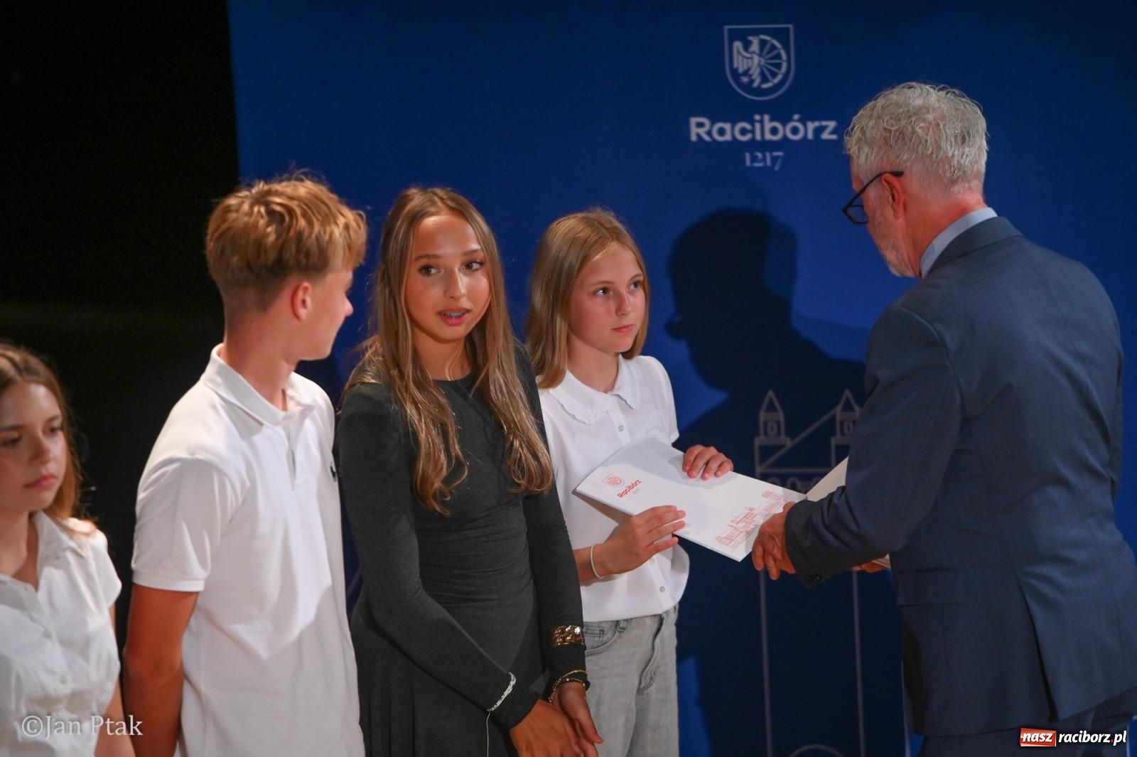 Zdjęcie w galerii na portalu naszraciborz.pl: Raciborscy stypendyści uhonorowani w Raciborskim Centrum Kultury wiadomości z regionu