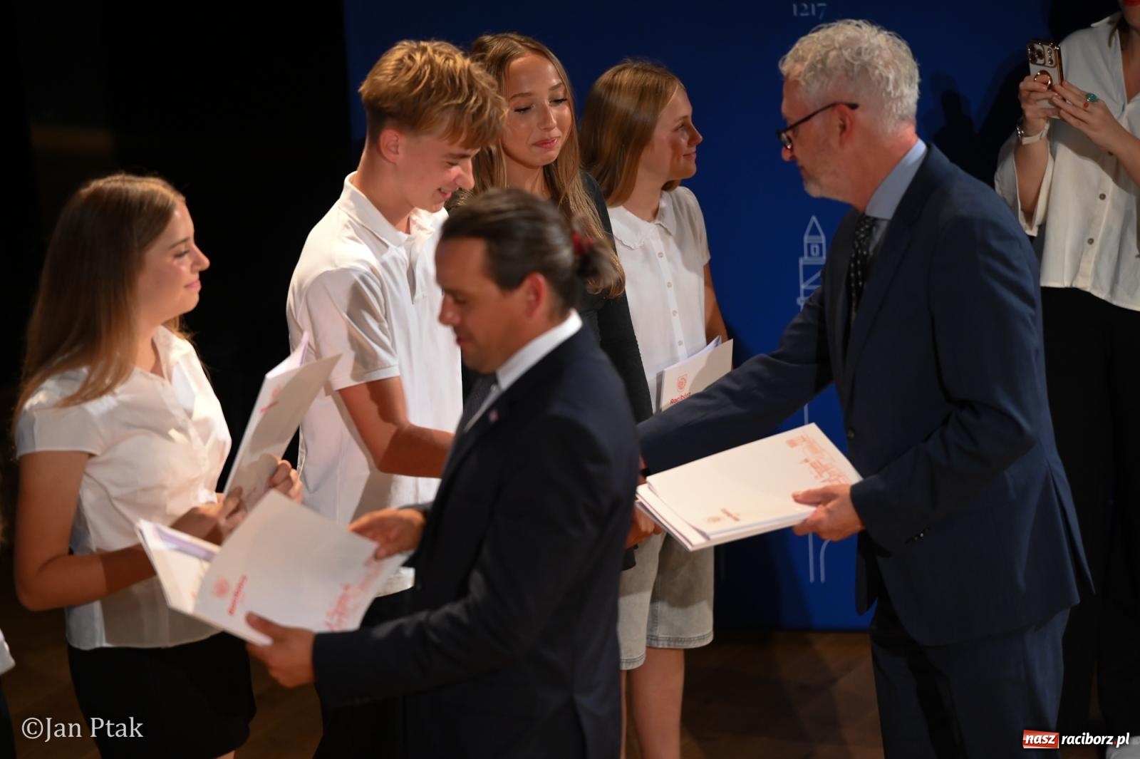 Zdjęcie w galerii na portalu naszraciborz.pl: Raciborscy stypendyści uhonorowani w Raciborskim Centrum Kultury wiadomości z regionu