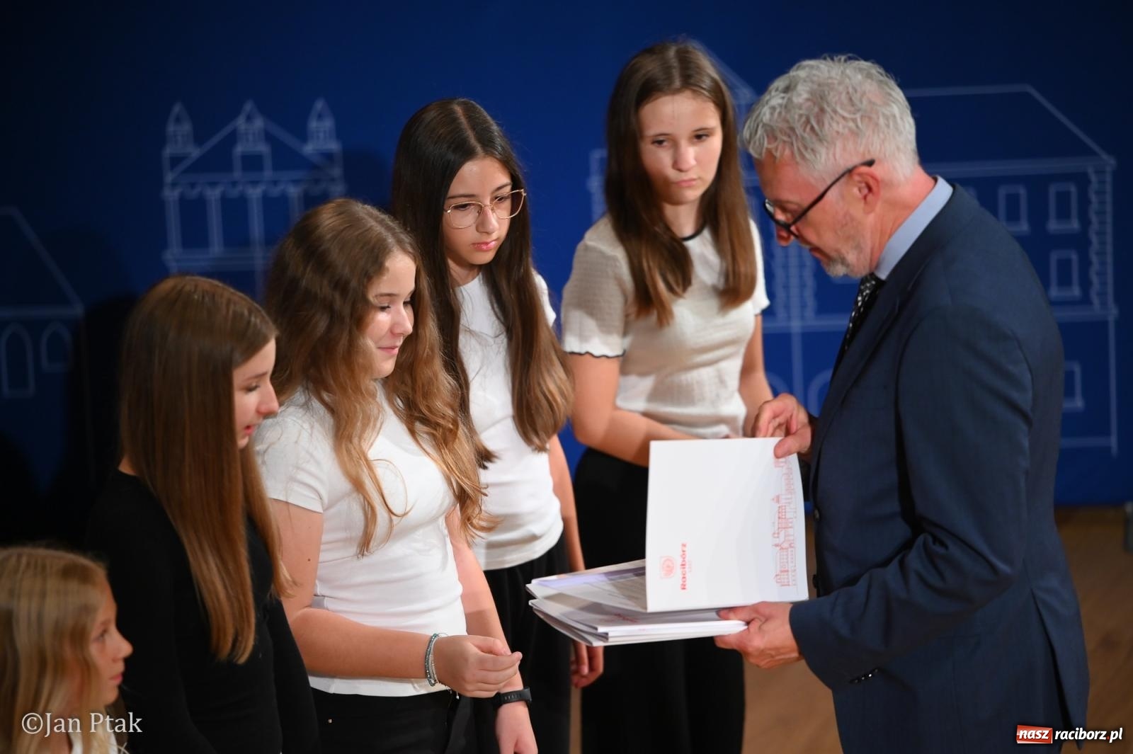 Zdjęcie w galerii na portalu naszraciborz.pl: Raciborscy stypendyści uhonorowani w Raciborskim Centrum Kultury wiadomości z regionu