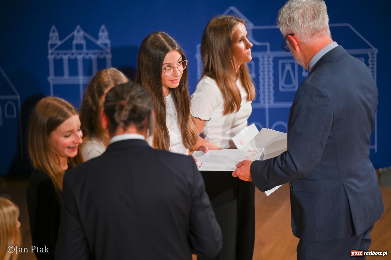 Zdjęcie w galerii na portalu naszraciborz.pl: Raciborscy stypendyści uhonorowani w Raciborskim Centrum Kultury wiadomości z regionu