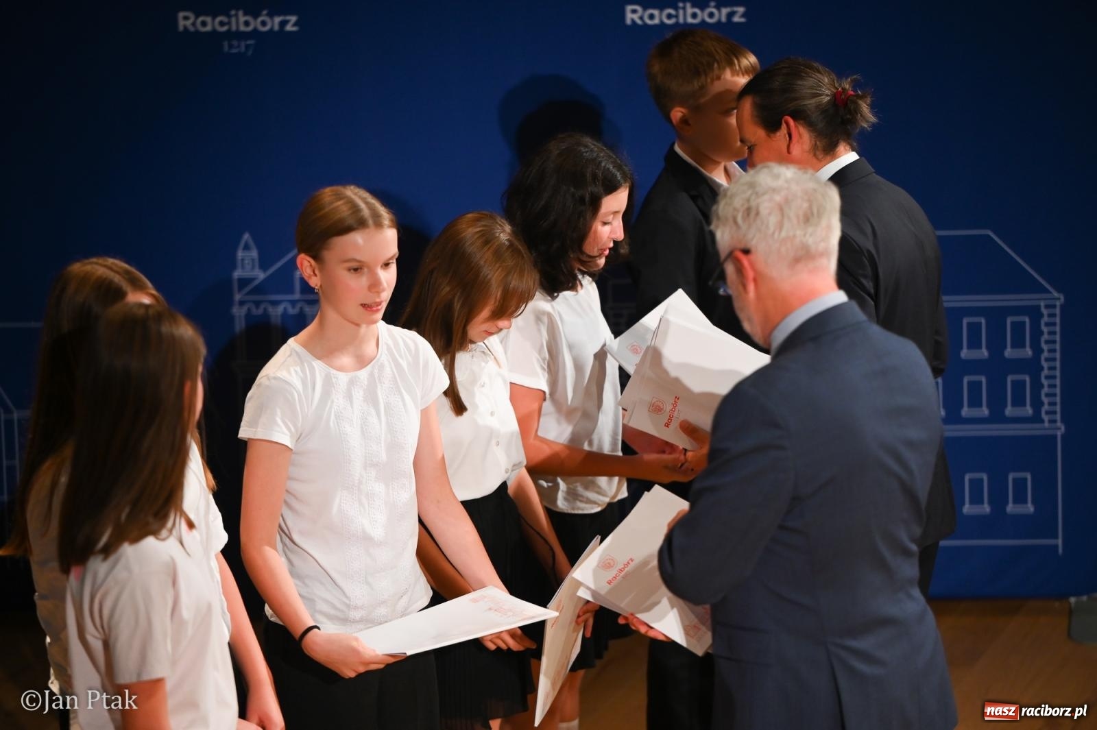 Zdjęcie w galerii na portalu naszraciborz.pl: Raciborscy stypendyści uhonorowani w Raciborskim Centrum Kultury wiadomości z regionu