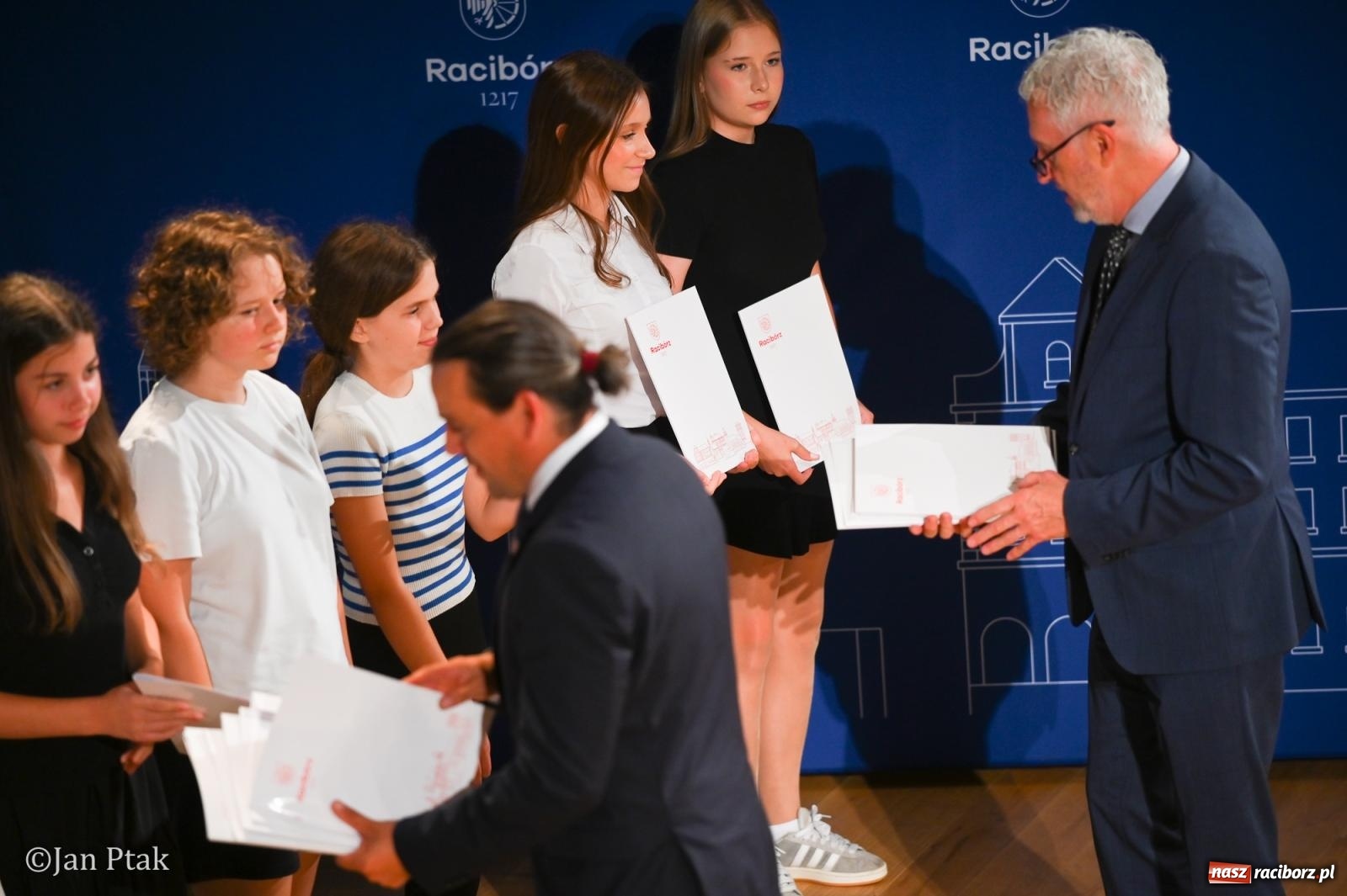 Zdjęcie w galerii na portalu naszraciborz.pl: Raciborscy stypendyści uhonorowani w Raciborskim Centrum Kultury wiadomości z regionu