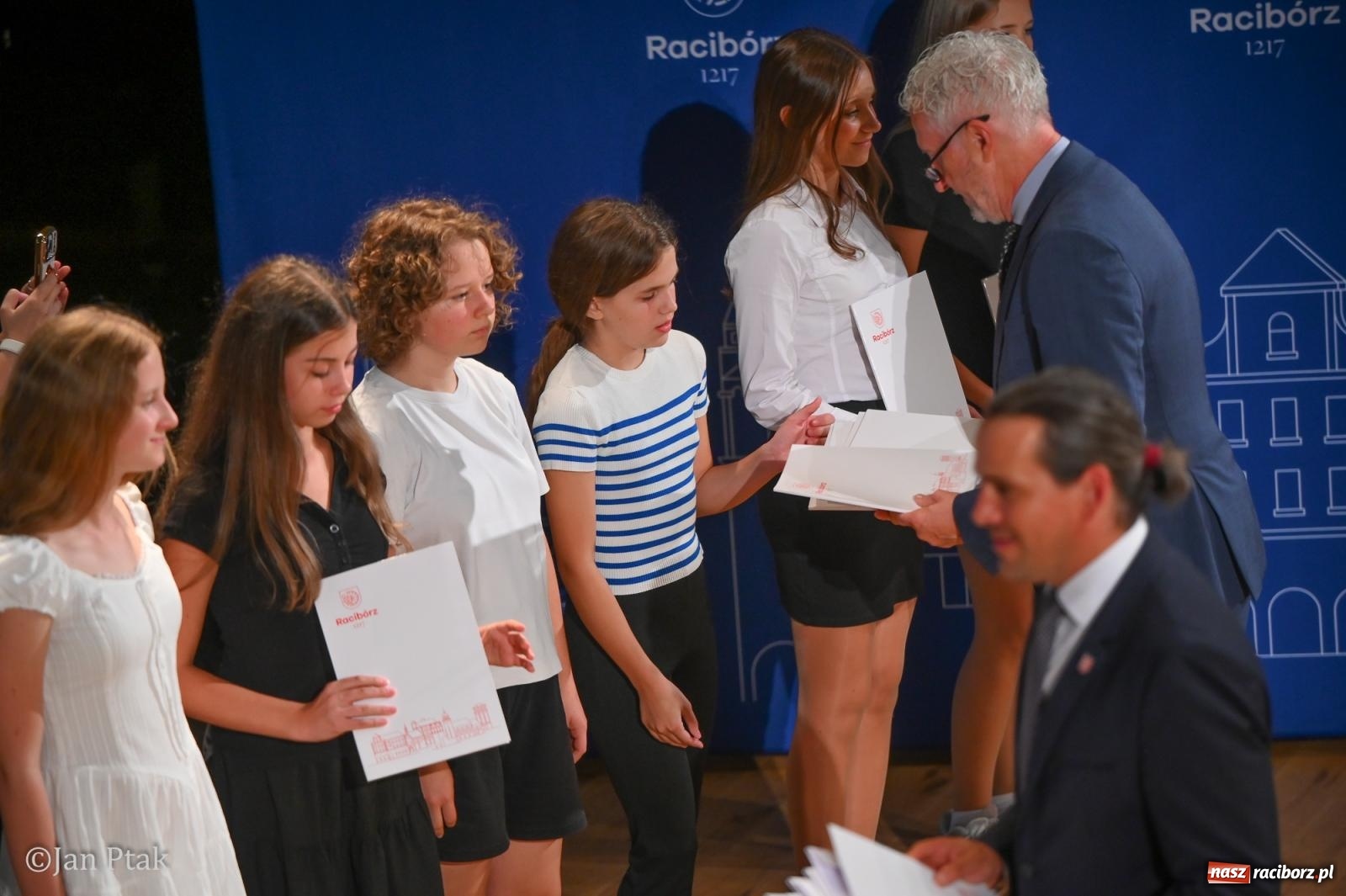 Zdjęcie w galerii na portalu naszraciborz.pl: Raciborscy stypendyści uhonorowani w Raciborskim Centrum Kultury wiadomości z regionu