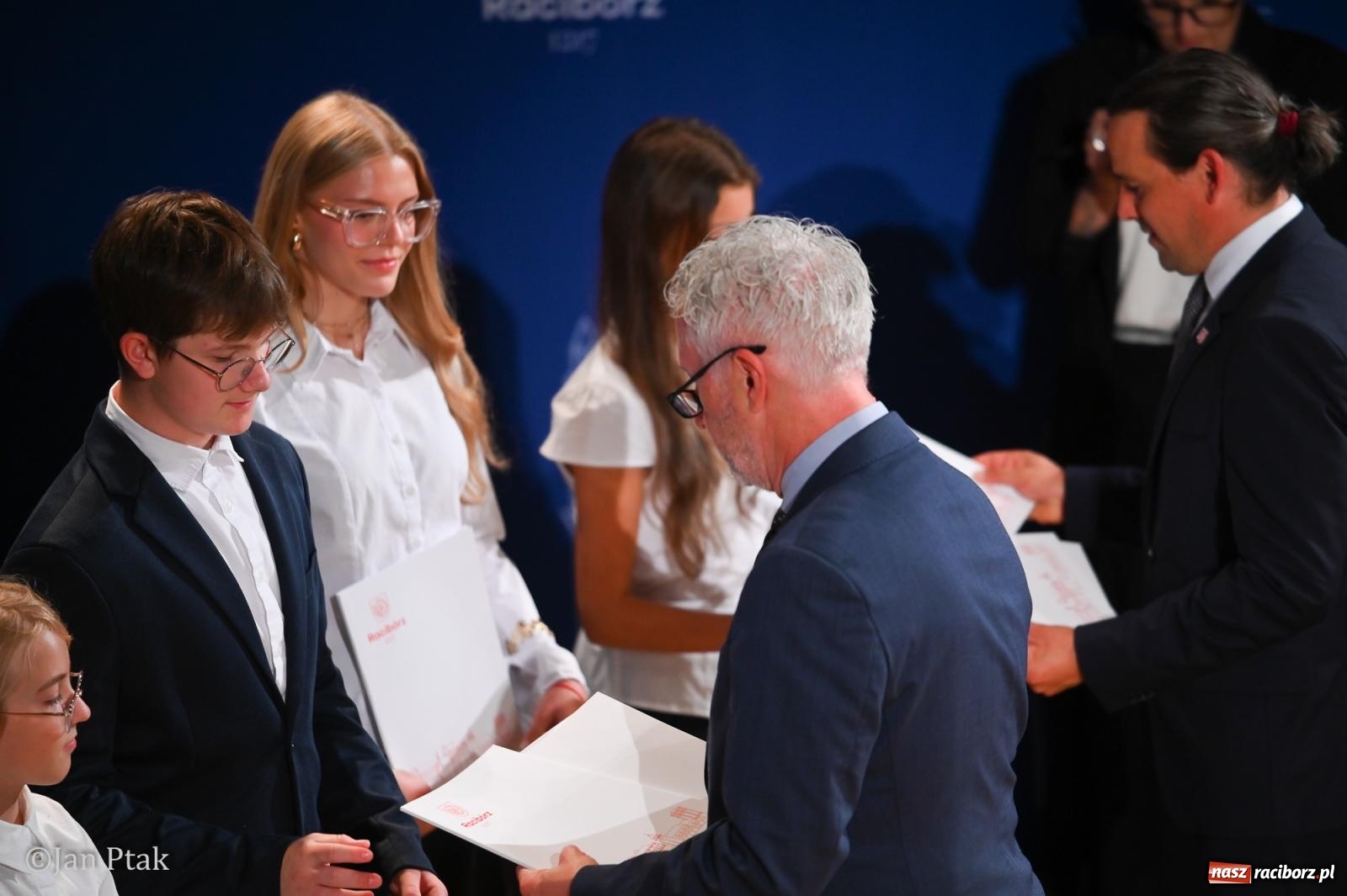 Zdjęcie w galerii na portalu naszraciborz.pl: Raciborscy stypendyści uhonorowani w Raciborskim Centrum Kultury wiadomości z regionu
