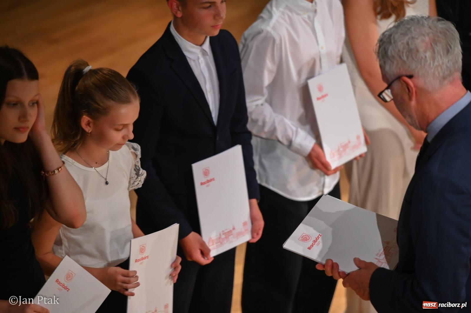 Zdjęcie w galerii na portalu naszraciborz.pl: Raciborscy stypendyści uhonorowani w Raciborskim Centrum Kultury wiadomości z regionu