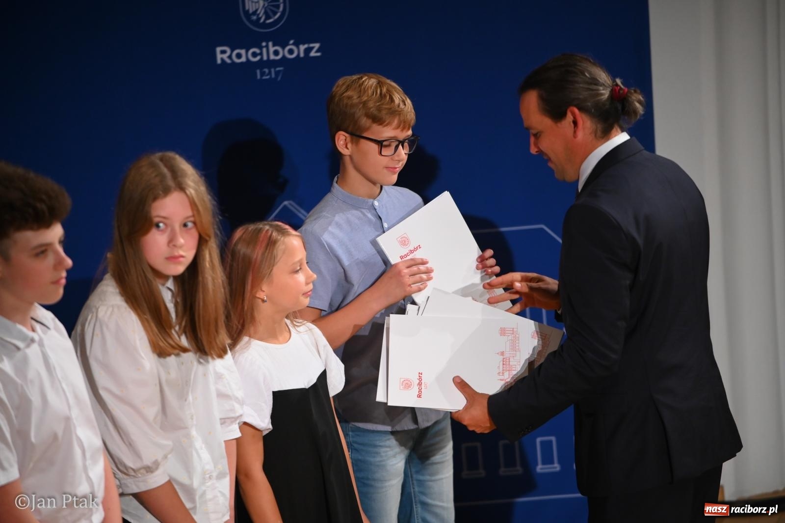 Zdjęcie w galerii na portalu naszraciborz.pl: Raciborscy stypendyści uhonorowani w Raciborskim Centrum Kultury wiadomości z regionu