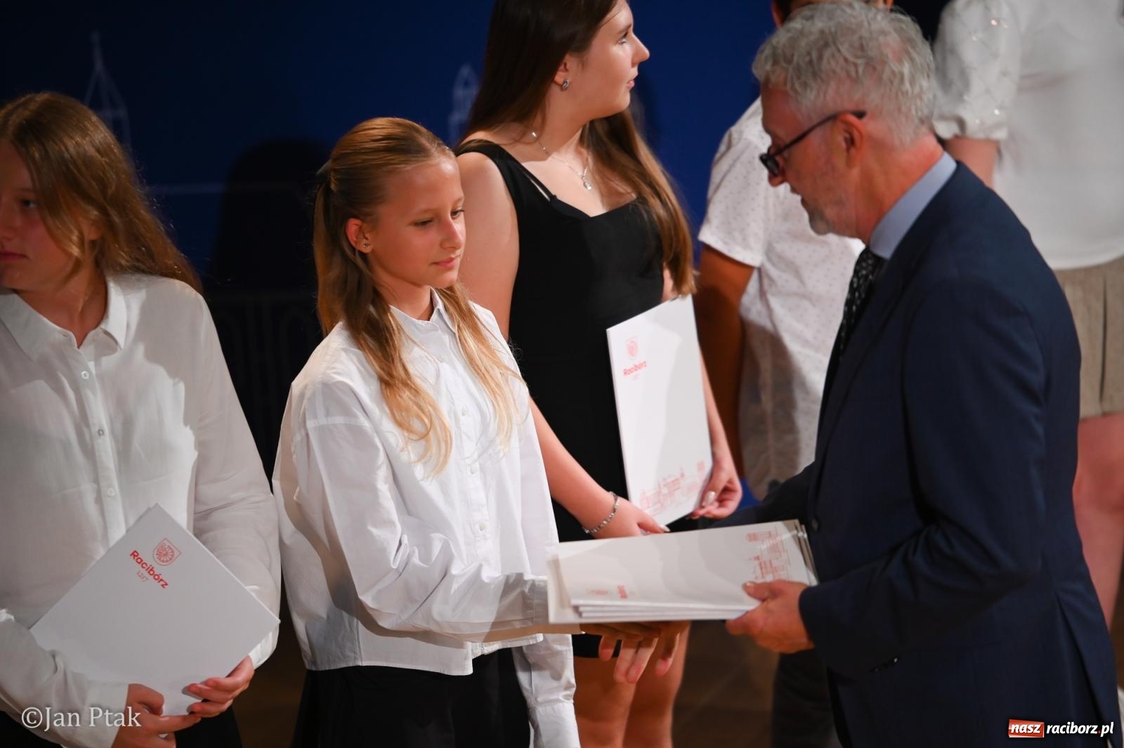 Zdjęcie w galerii na portalu naszraciborz.pl: Raciborscy stypendyści uhonorowani w Raciborskim Centrum Kultury wiadomości z regionu