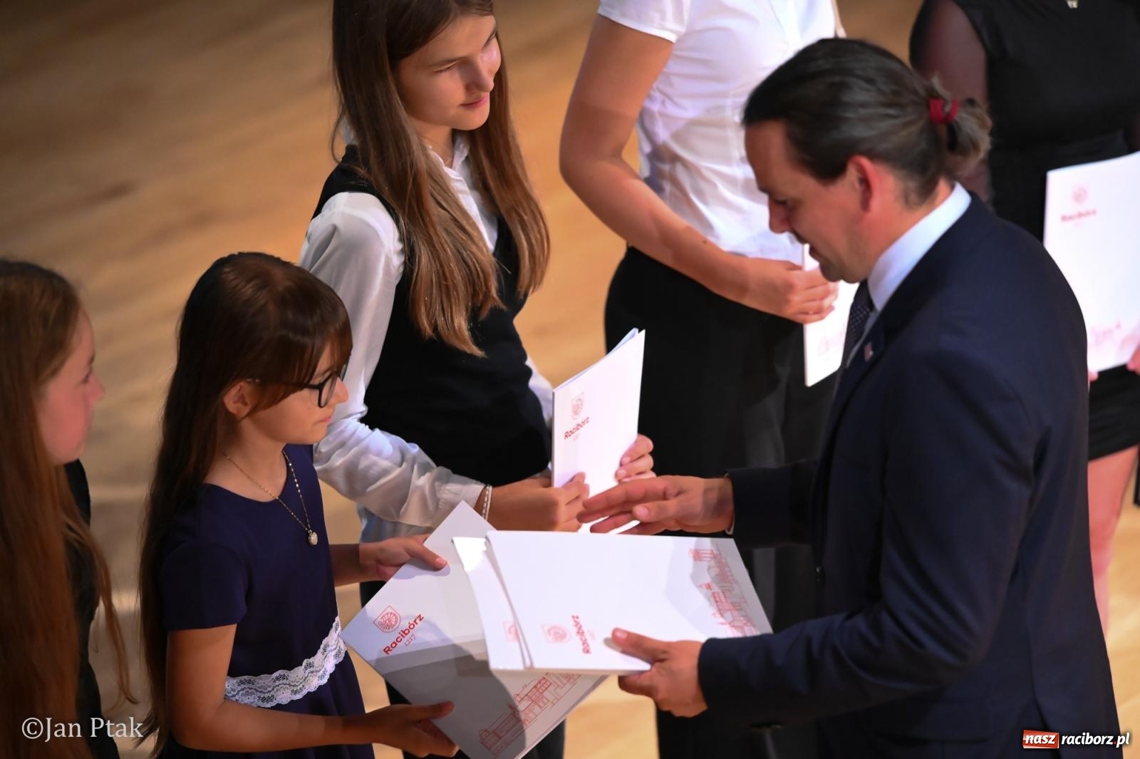 Zdjęcie w galerii na portalu naszraciborz.pl: Raciborscy stypendyści uhonorowani w Raciborskim Centrum Kultury wiadomości z regionu