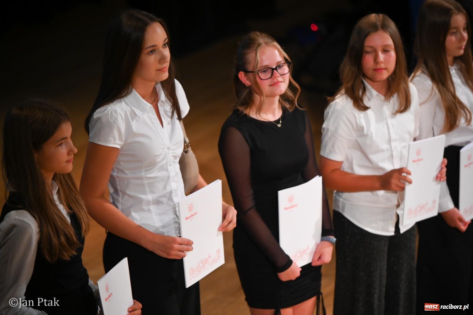 Zdjęcie w galerii na portalu naszraciborz.pl: Raciborscy stypendyści uhonorowani w Raciborskim Centrum Kultury wiadomości z regionu