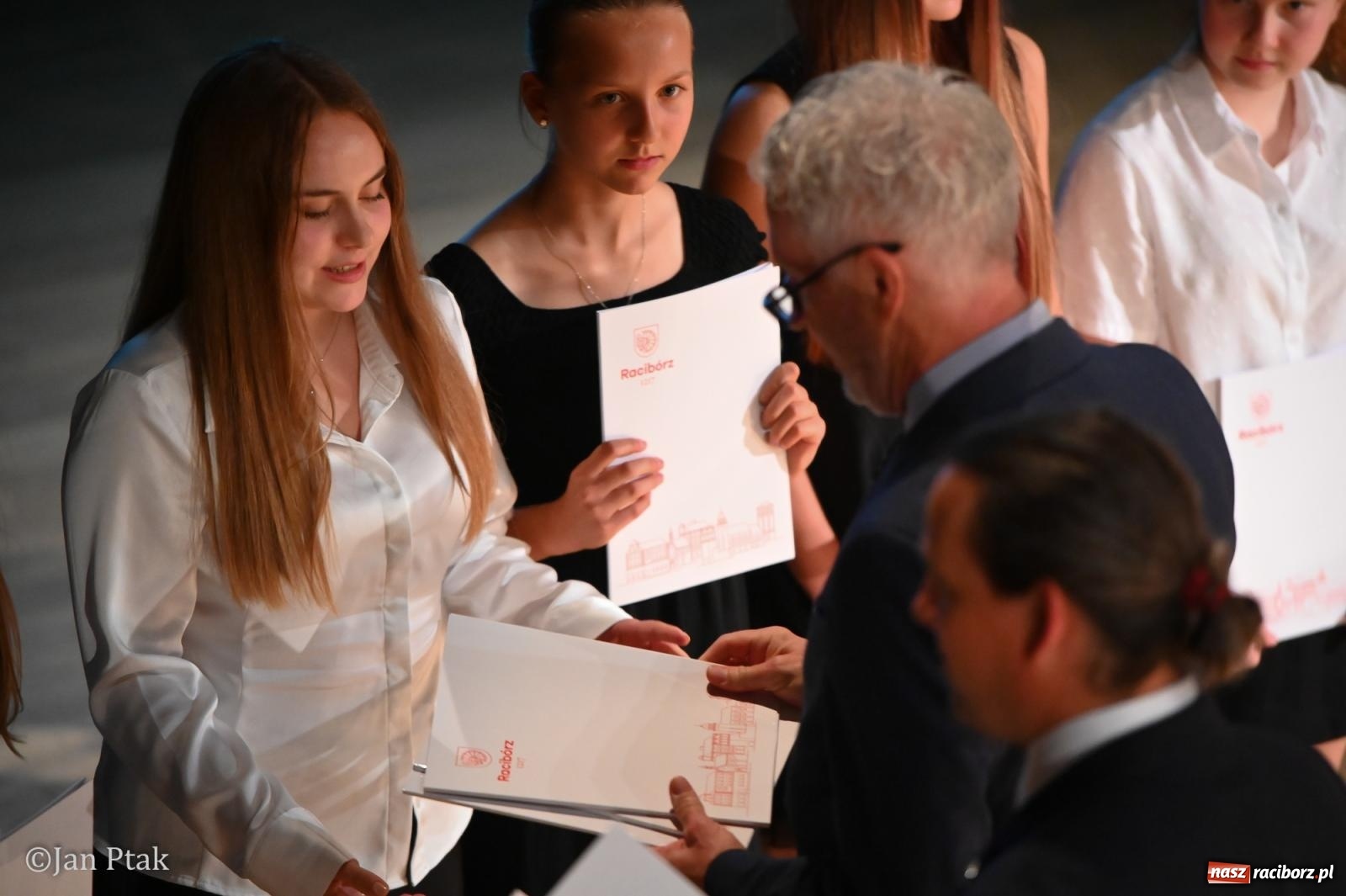 Zdjęcie w galerii na portalu naszraciborz.pl: Raciborscy stypendyści uhonorowani w Raciborskim Centrum Kultury wiadomości z regionu