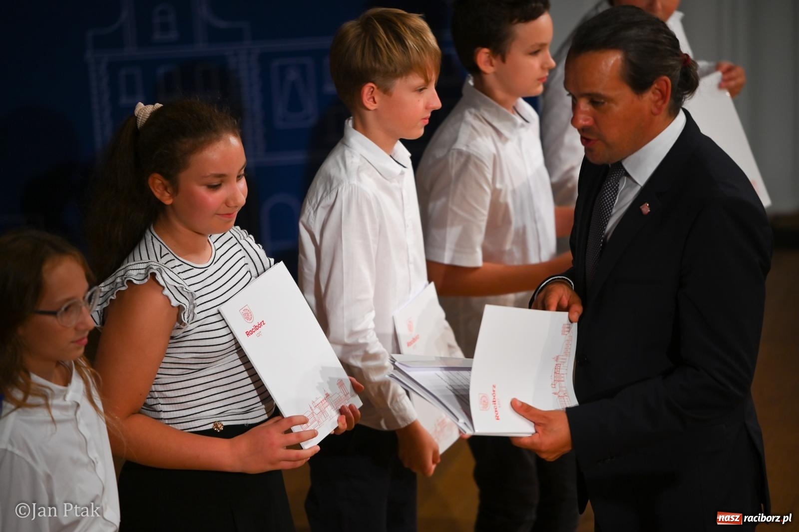 Zdjęcie w galerii na portalu naszraciborz.pl: Raciborscy stypendyści uhonorowani w Raciborskim Centrum Kultury wiadomości z regionu