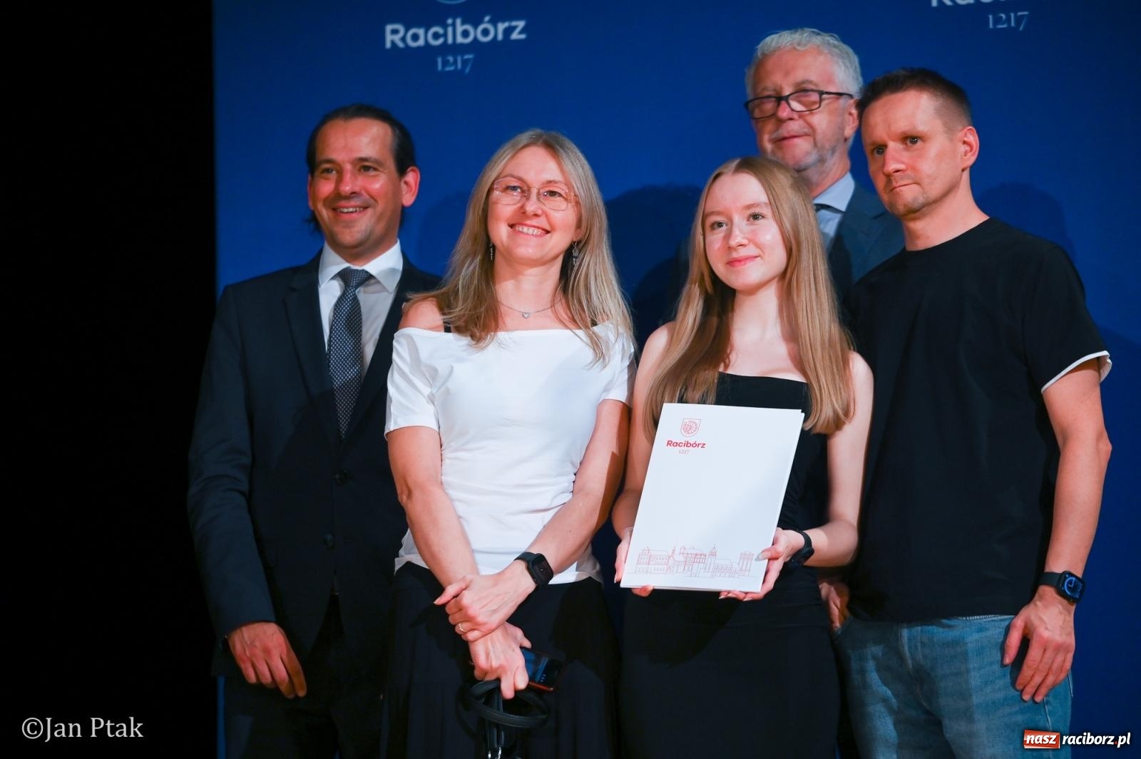 Zdjęcie w galerii na portalu naszraciborz.pl: Raciborscy stypendyści uhonorowani w Raciborskim Centrum Kultury wiadomości z regionu