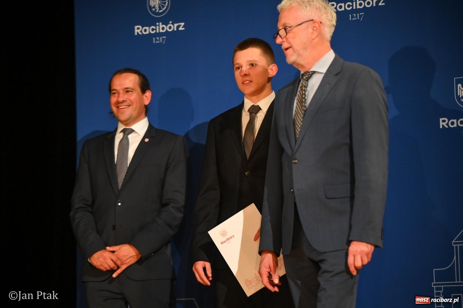 Zdjęcie w galerii na portalu naszraciborz.pl: Raciborscy stypendyści uhonorowani w Raciborskim Centrum Kultury wiadomości z regionu