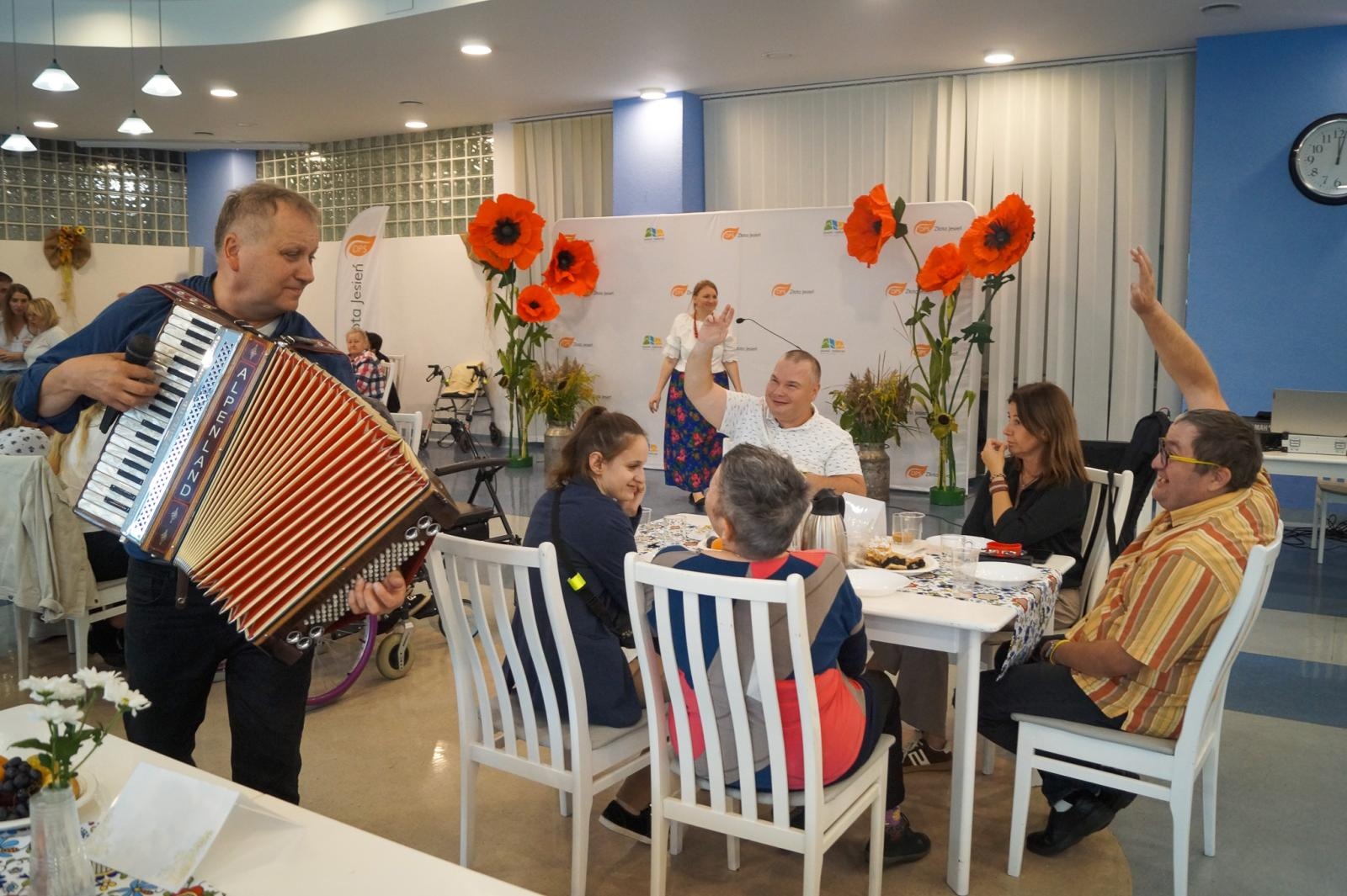Zdjęcie w galerii na portalu naszraciborz.pl: Piknik Integracyjny w DPS Złota Jesień w Raciborzu [FOTO] wiadomości z regionu