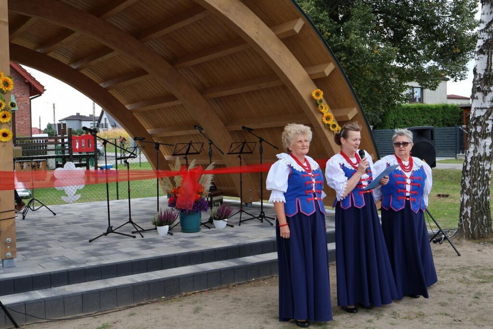 Zdjęcie w galerii na portalu naszraciborz.pl: Nowa muszla koncertowa w Łańcach oficjalnie otwarta wiadomości z regionu