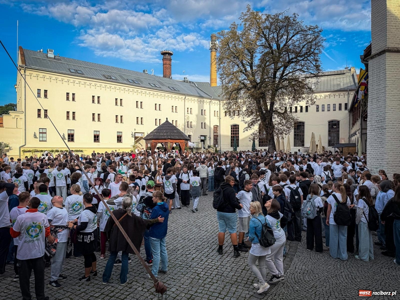 Zdjęcie w galerii na portalu naszraciborz.pl: Młodzież Powiatu Raciborskiego ruszyła sprzątać świat [FOTO i WIDEO] wiadomości z regionu