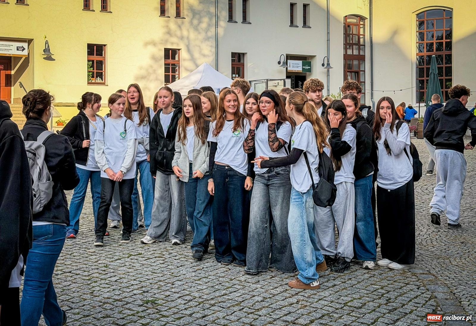 Zdjęcie w galerii na portalu naszraciborz.pl: Młodzież Powiatu Raciborskiego ruszyła sprzątać świat [FOTO i WIDEO] wiadomości z regionu