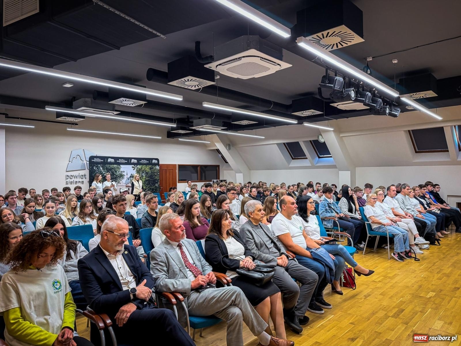 Zdjęcie w galerii na portalu naszraciborz.pl: Młodzież Powiatu Raciborskiego ruszyła sprzątać świat [FOTO i WIDEO] wiadomości z regionu