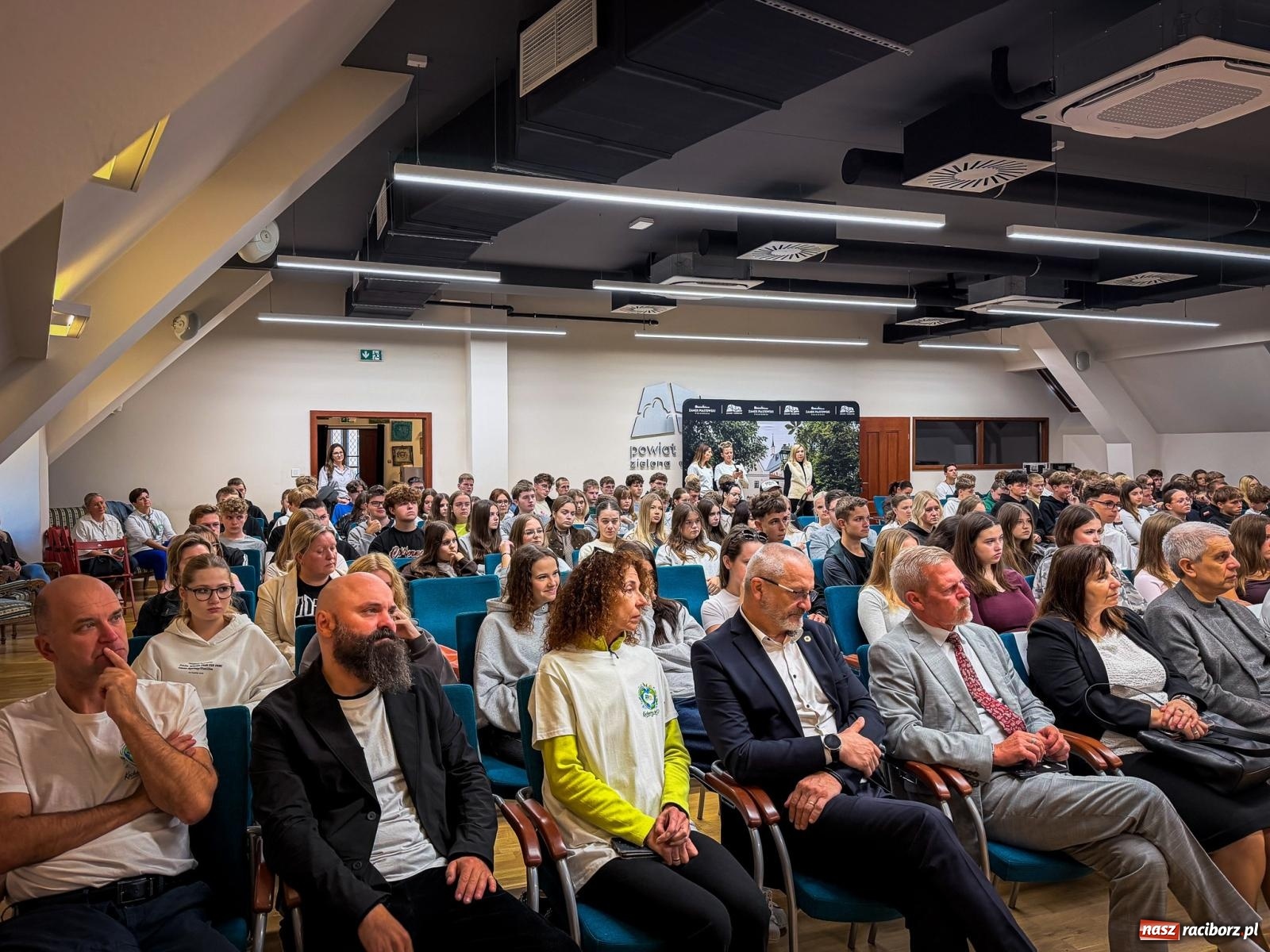 Zdjęcie w galerii na portalu naszraciborz.pl: Młodzież Powiatu Raciborskiego ruszyła sprzątać świat [FOTO i WIDEO] wiadomości z regionu