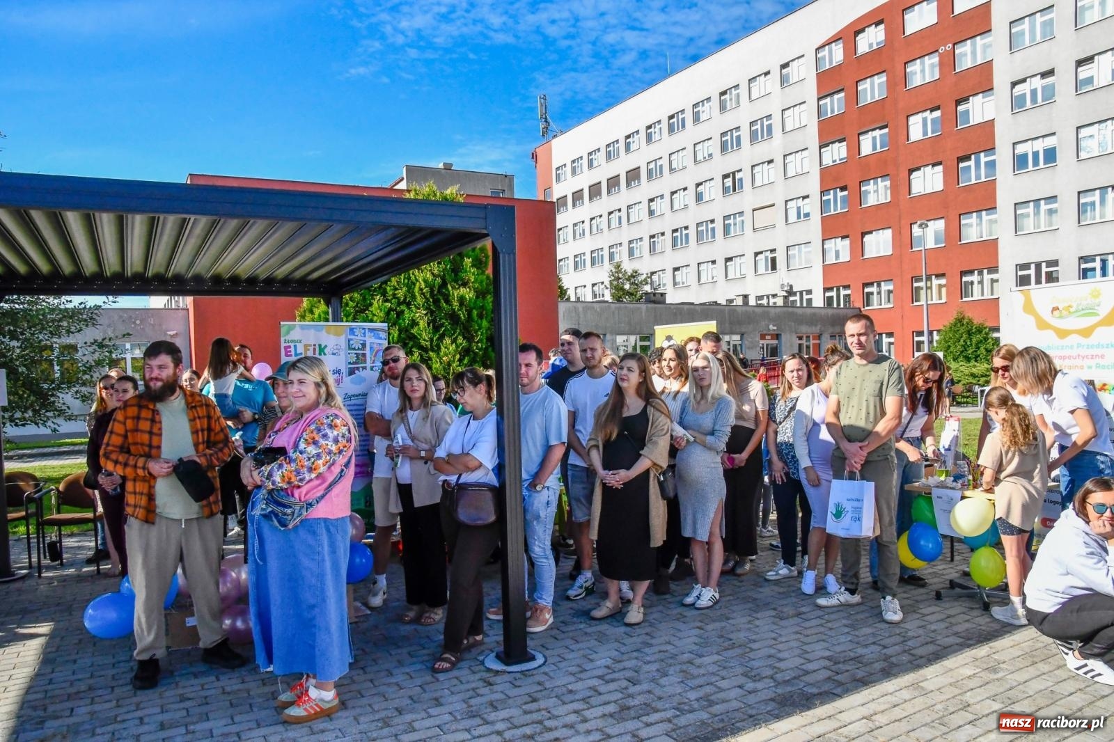 Zdjęcie w galerii na portalu naszraciborz.pl: Tłumy na dniu otwartym raciborskiej porodówki. Korytarz oddziału z trudem mieścił przyszłych rodziców wiadomości z regionu