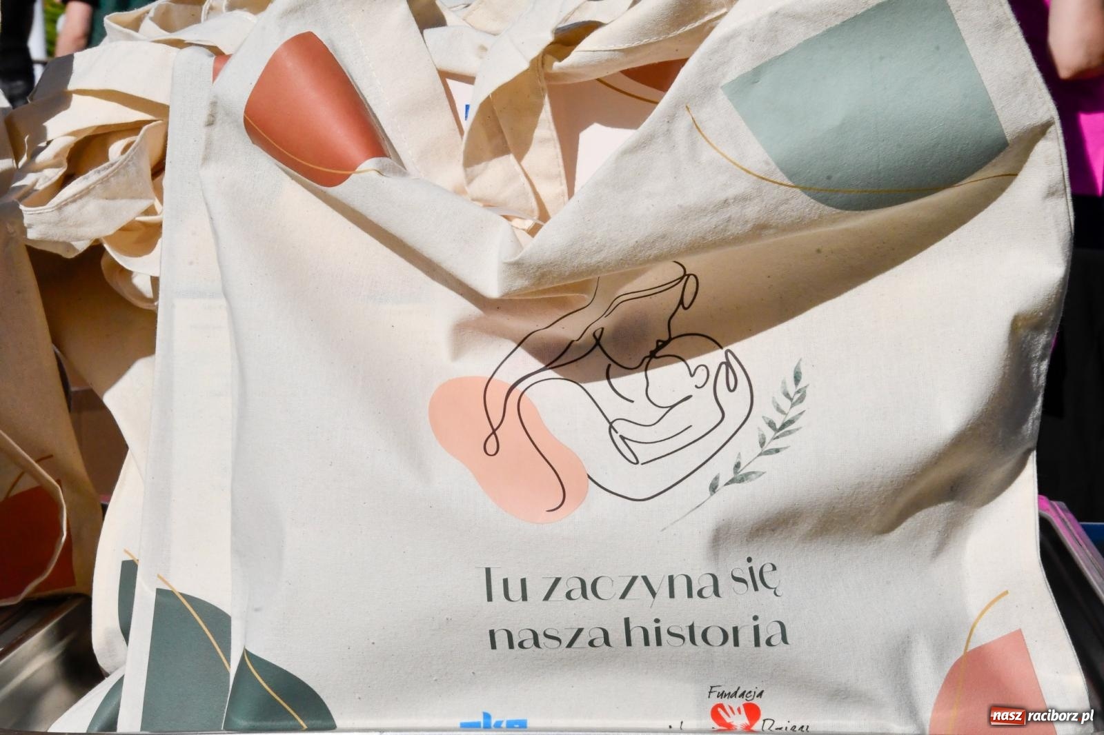 Zdjęcie w galerii na portalu naszraciborz.pl: Tłumy na dniu otwartym raciborskiej porodówki. Korytarz oddziału z trudem mieścił przyszłych rodziców wiadomości z regionu