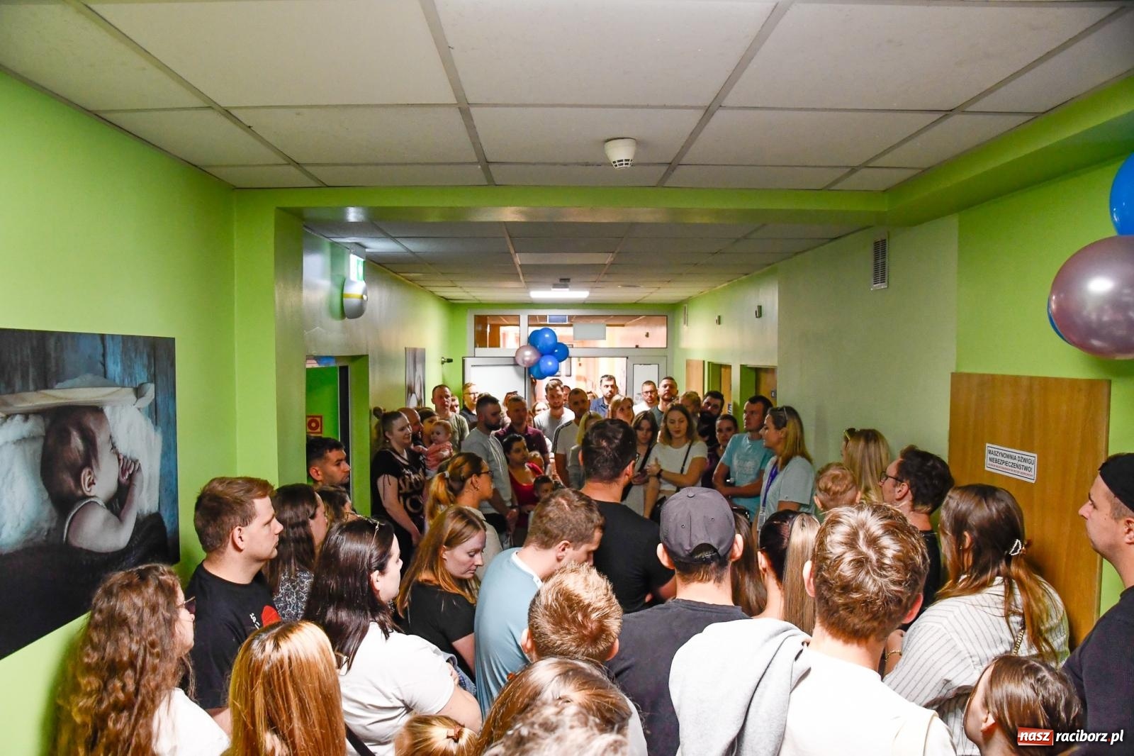 Zdjęcie w galerii na portalu naszraciborz.pl: Tłumy na dniu otwartym raciborskiej porodówki. Korytarz oddziału z trudem mieścił przyszłych rodziców wiadomości z regionu