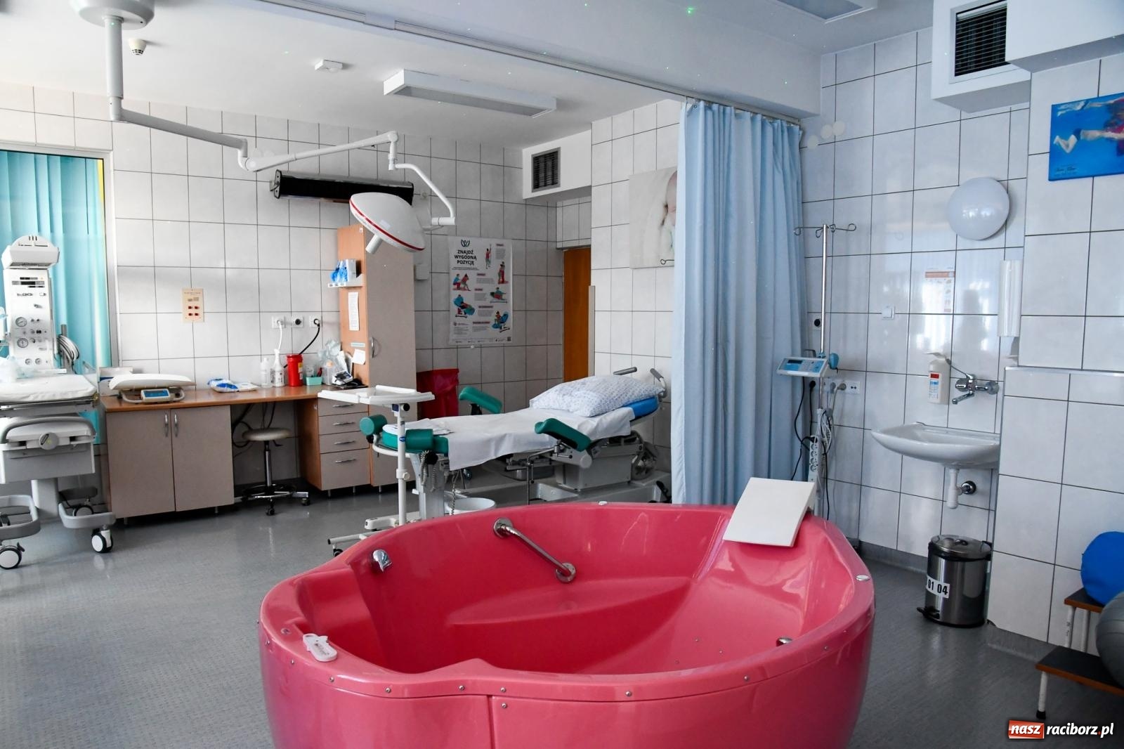 Zdjęcie w galerii na portalu naszraciborz.pl: Tłumy na dniu otwartym raciborskiej porodówki. Korytarz oddziału z trudem mieścił przyszłych rodziców wiadomości z regionu