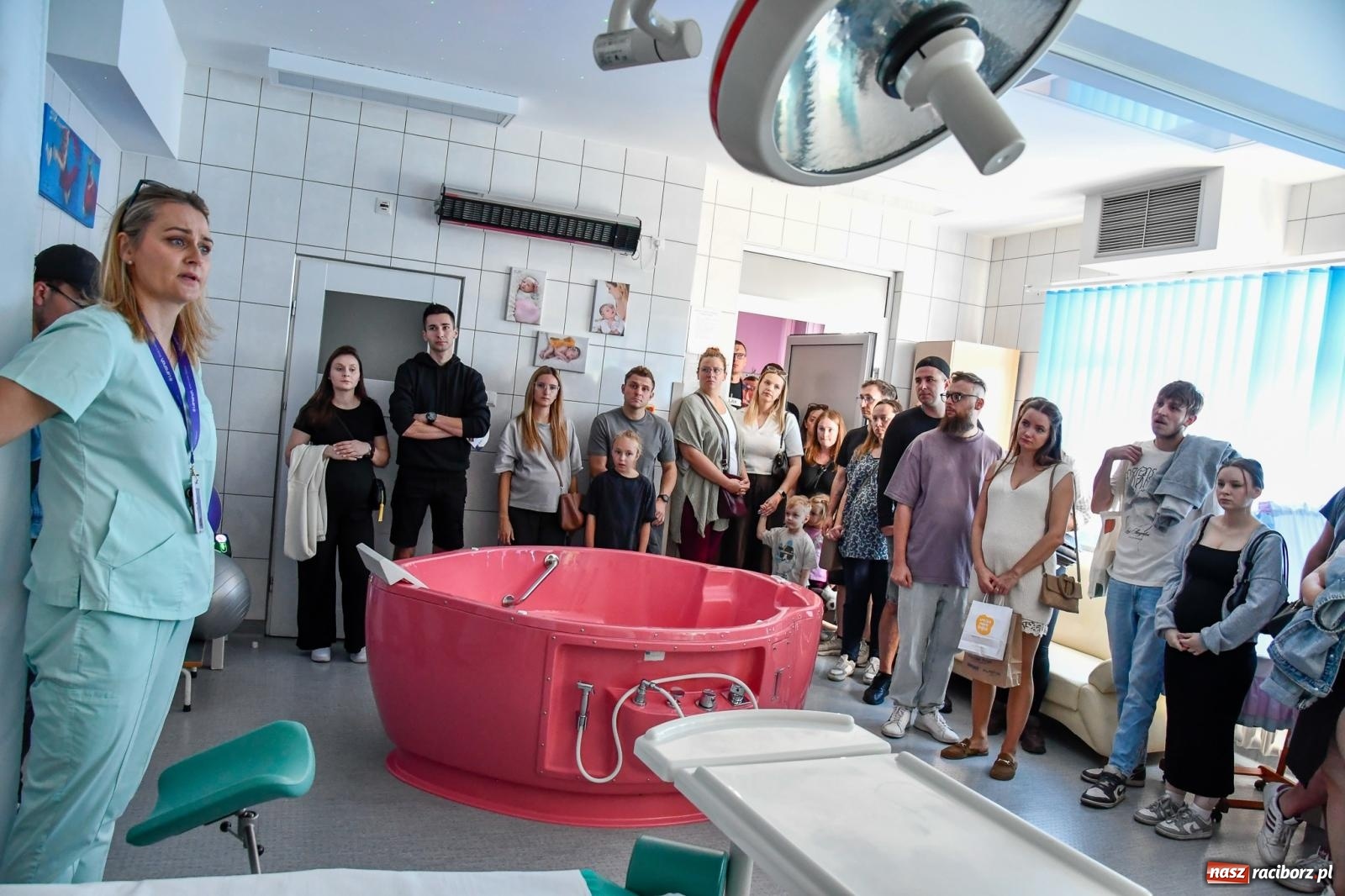 Zdjęcie w galerii na portalu naszraciborz.pl: Tłumy na dniu otwartym raciborskiej porodówki. Korytarz oddziału z trudem mieścił przyszłych rodziców wiadomości z regionu