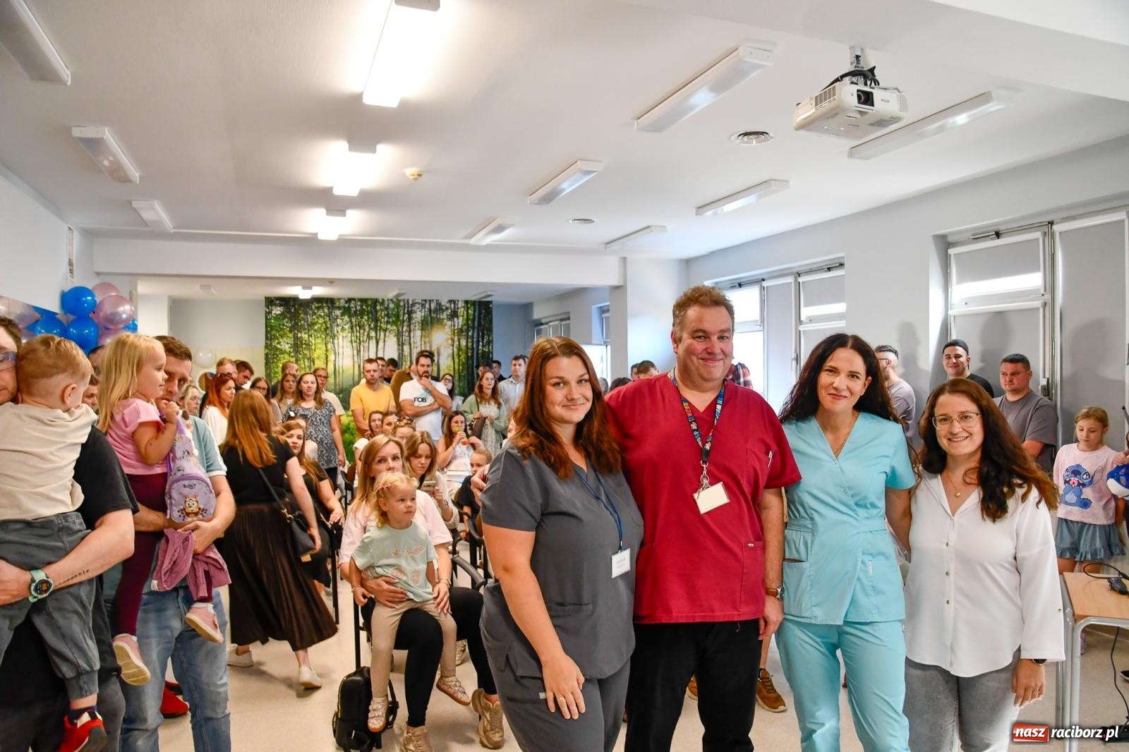 Zdjęcie w galerii na portalu naszraciborz.pl: Tłumy na dniu otwartym raciborskiej porodówki. Korytarz oddziału z trudem mieścił przyszłych rodziców wiadomości z regionu