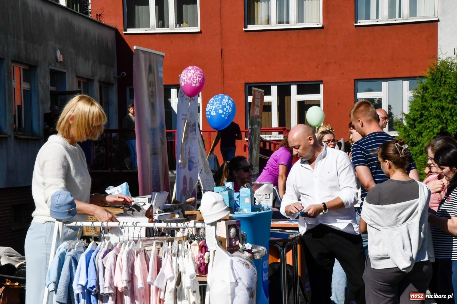 Zdjęcie w galerii na portalu naszraciborz.pl: Tłumy na dniu otwartym raciborskiej porodówki. Korytarz oddziału z trudem mieścił przyszłych rodziców wiadomości z regionu