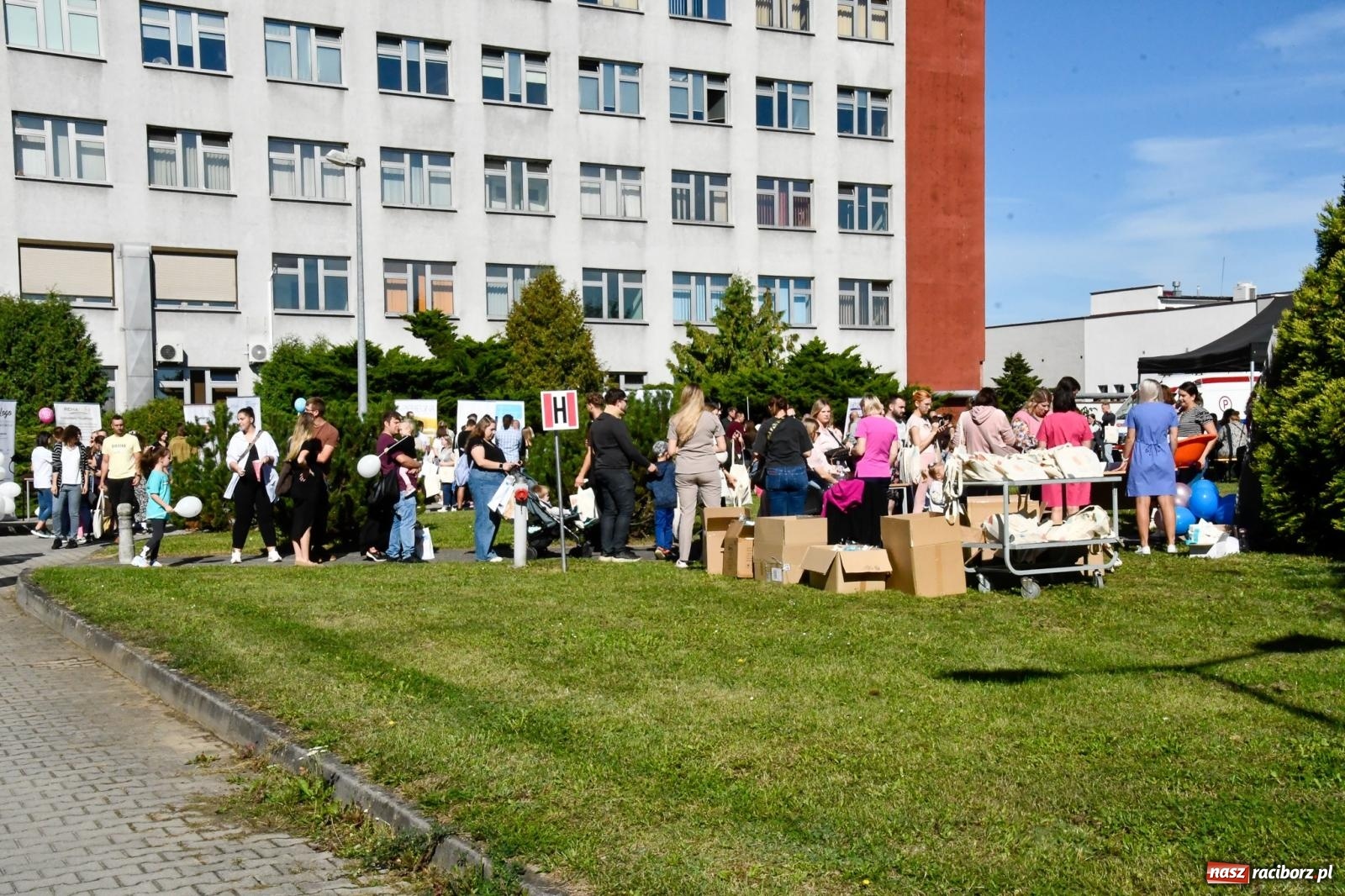 Zdjęcie w galerii na portalu naszraciborz.pl: Tłumy na dniu otwartym raciborskiej porodówki. Korytarz oddziału z trudem mieścił przyszłych rodziców wiadomości z regionu