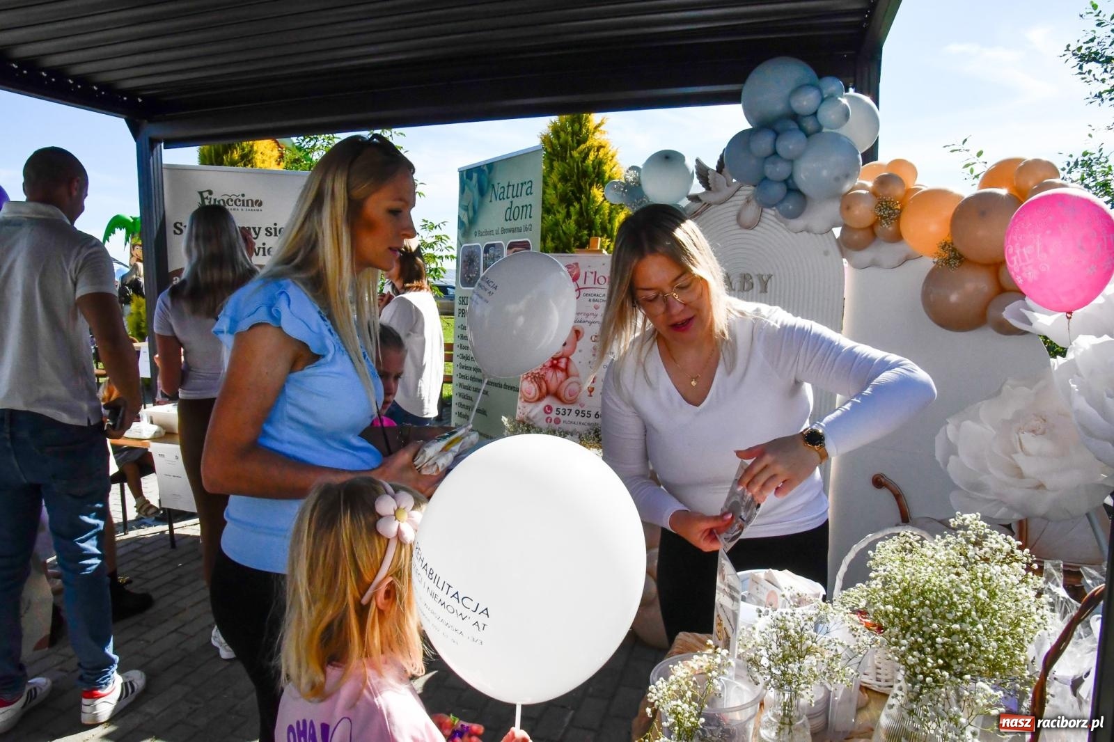 Zdjęcie w galerii na portalu naszraciborz.pl: Tłumy na dniu otwartym raciborskiej porodówki. Korytarz oddziału z trudem mieścił przyszłych rodziców wiadomości z regionu
