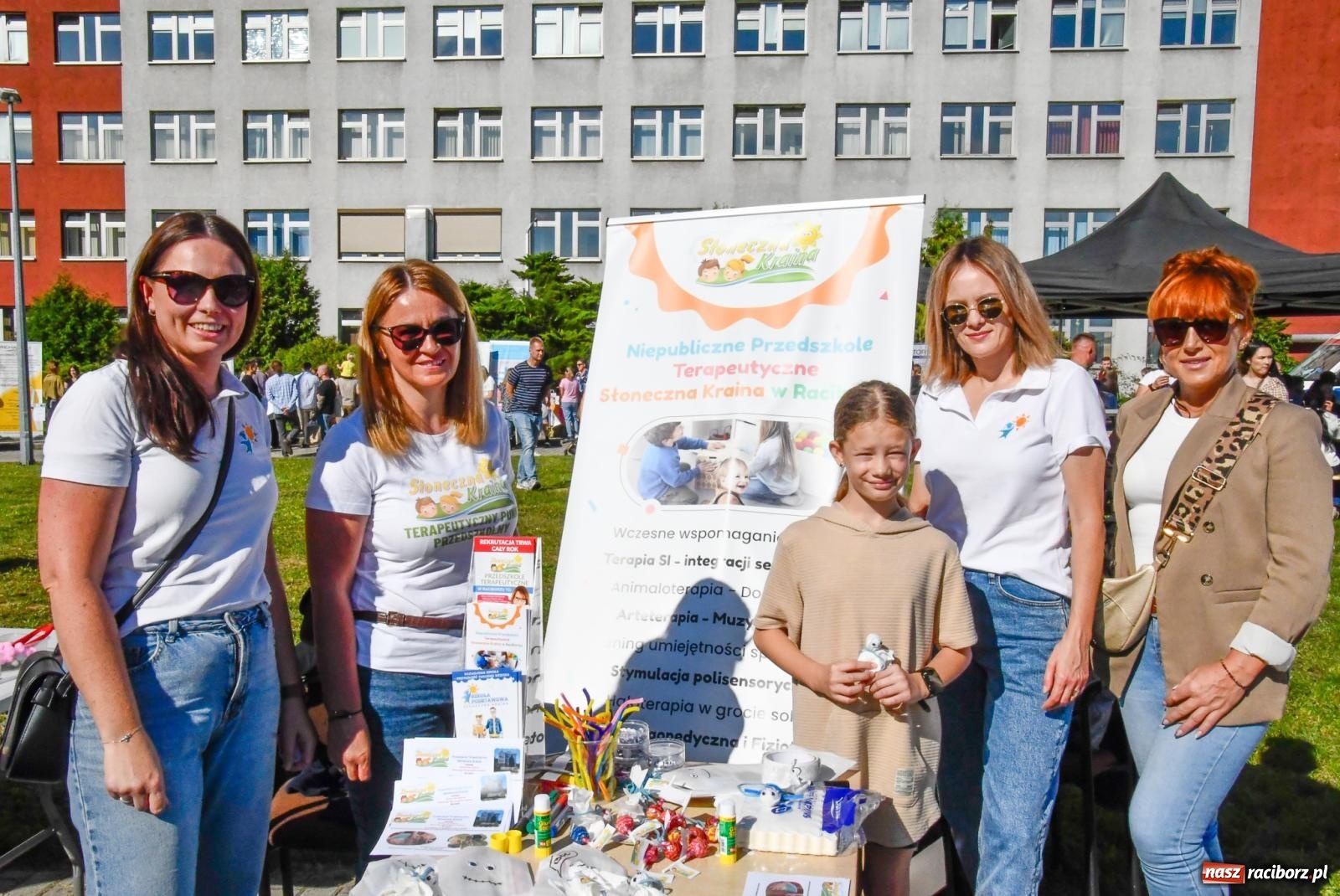 Zdjęcie w galerii na portalu naszraciborz.pl: Tłumy na dniu otwartym raciborskiej porodówki. Korytarz oddziału z trudem mieścił przyszłych rodziców wiadomości z regionu