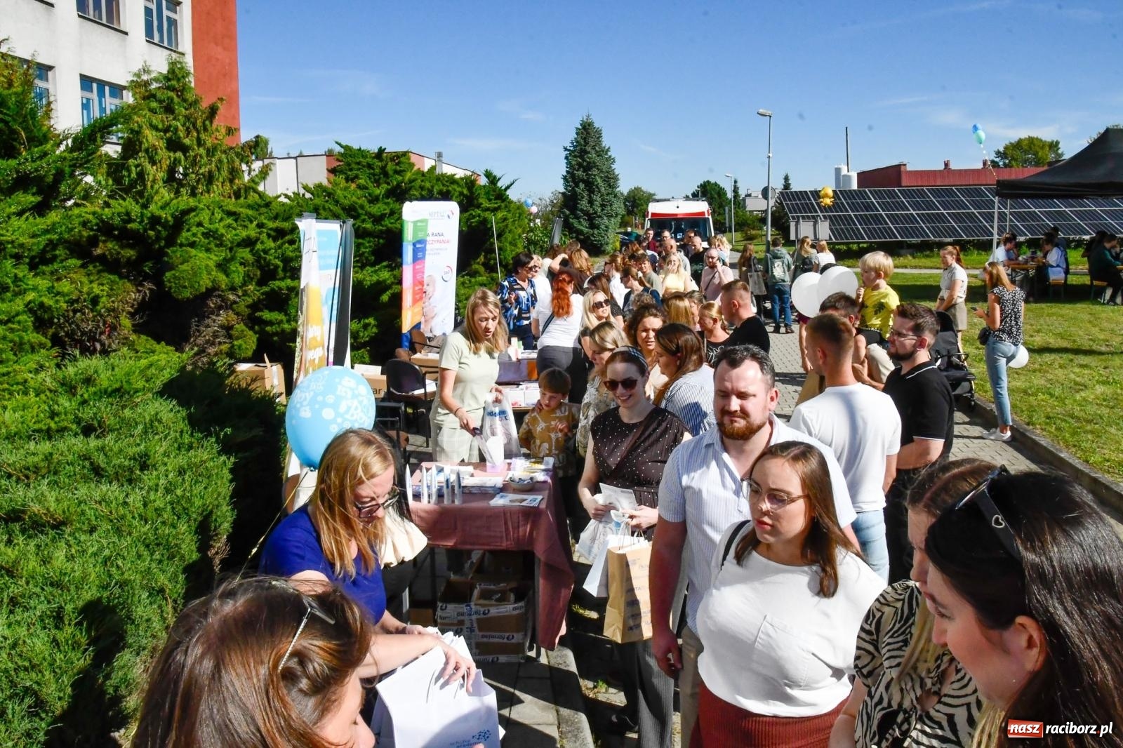 Zdjęcie w galerii na portalu naszraciborz.pl: Tłumy na dniu otwartym raciborskiej porodówki. Korytarz oddziału z trudem mieścił przyszłych rodziców wiadomości z regionu