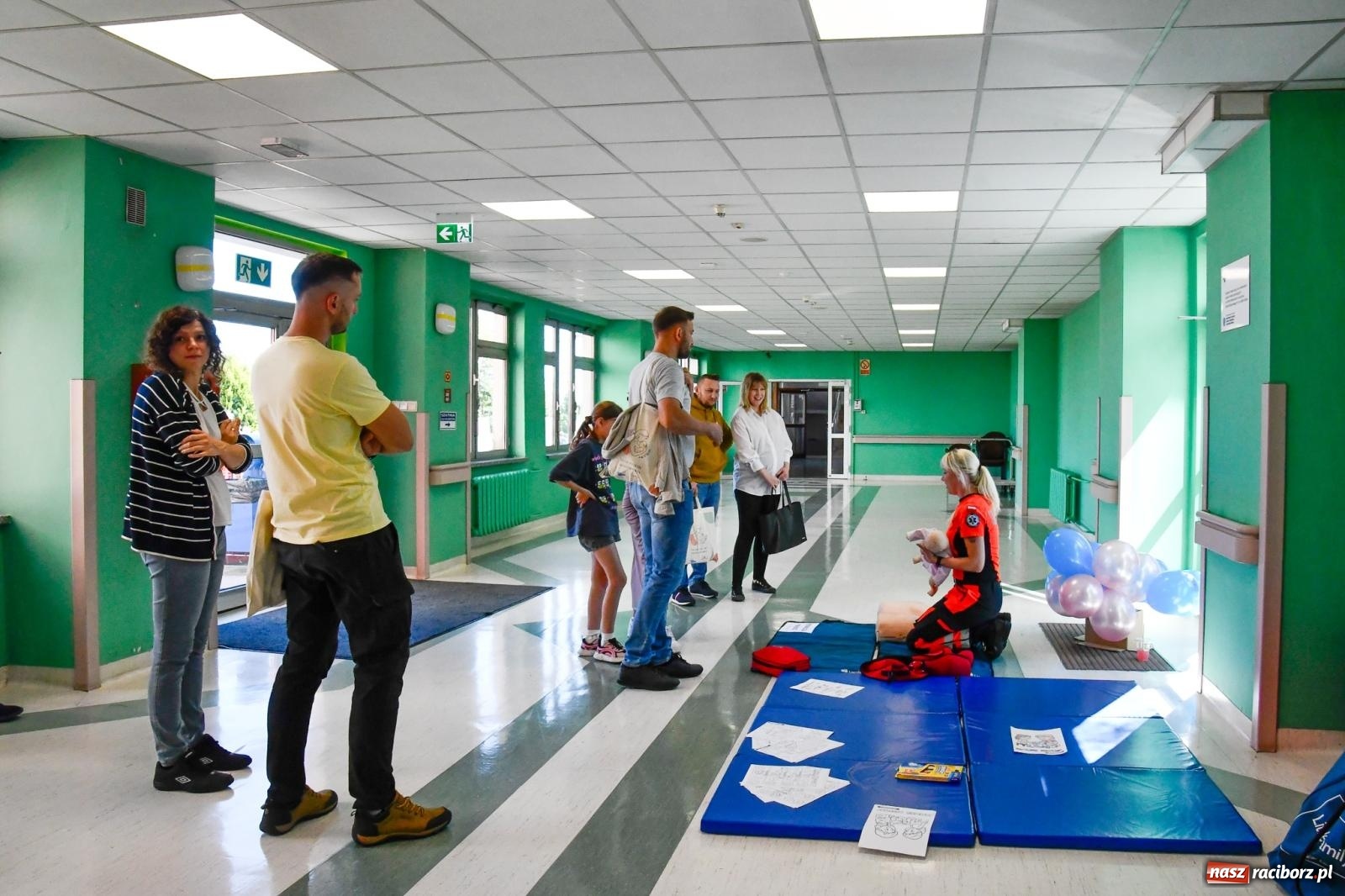 Zdjęcie w galerii na portalu naszraciborz.pl: Tłumy na dniu otwartym raciborskiej porodówki. Korytarz oddziału z trudem mieścił przyszłych rodziców wiadomości z regionu