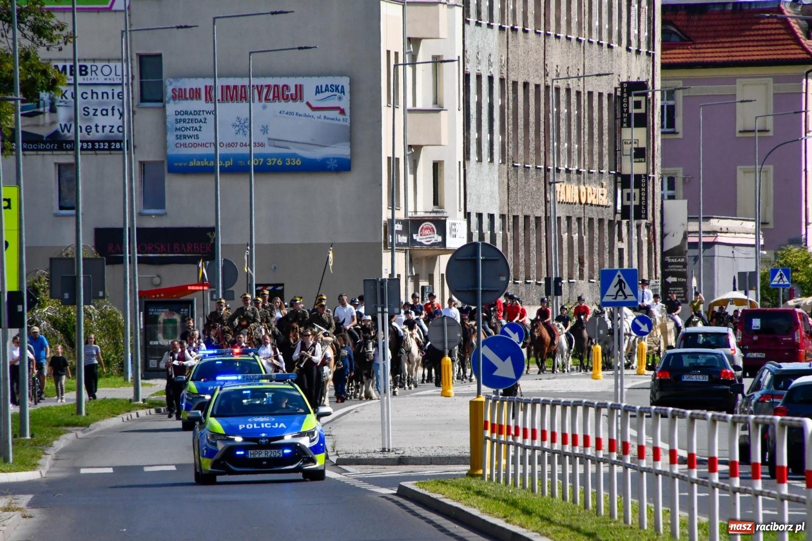 Zdjęcie w galerii na portalu naszraciborz.pl: Hubertus na Ostrogu. Konna parada przeszła ulicami Raciborza [FOTO i WIDEO] wiadomości z regionu