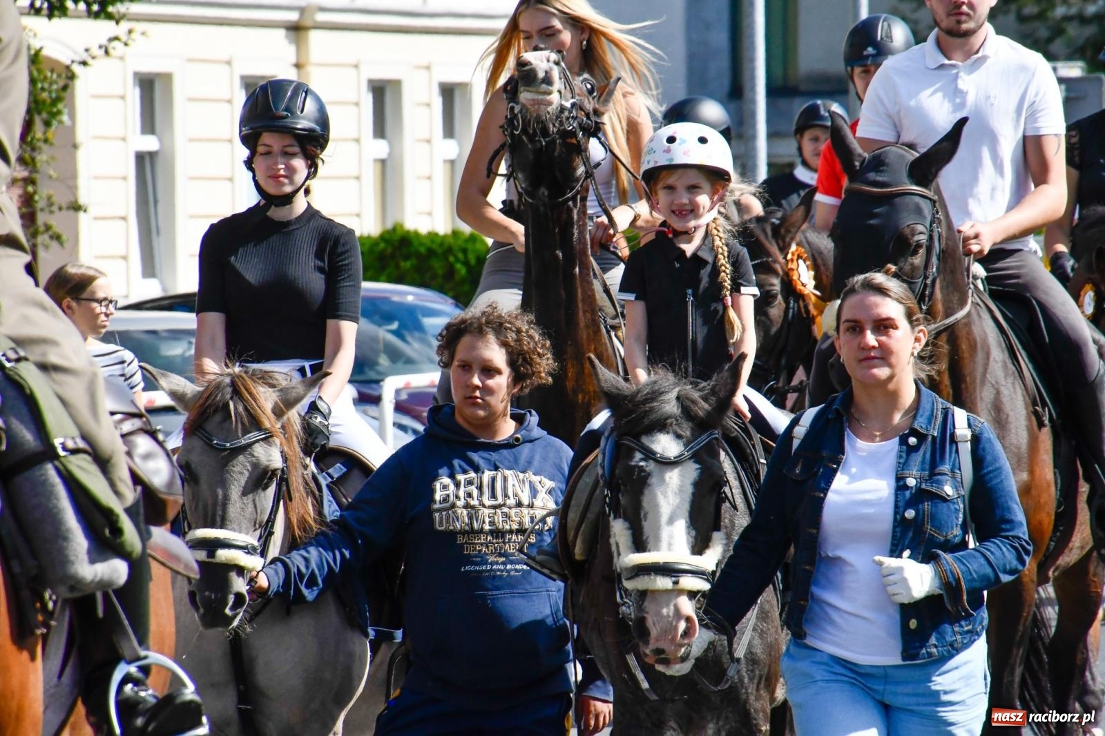 Zdjęcie w galerii na portalu naszraciborz.pl: Hubertus na Ostrogu. Konna parada przeszła ulicami Raciborza [FOTO i WIDEO] wiadomości z regionu