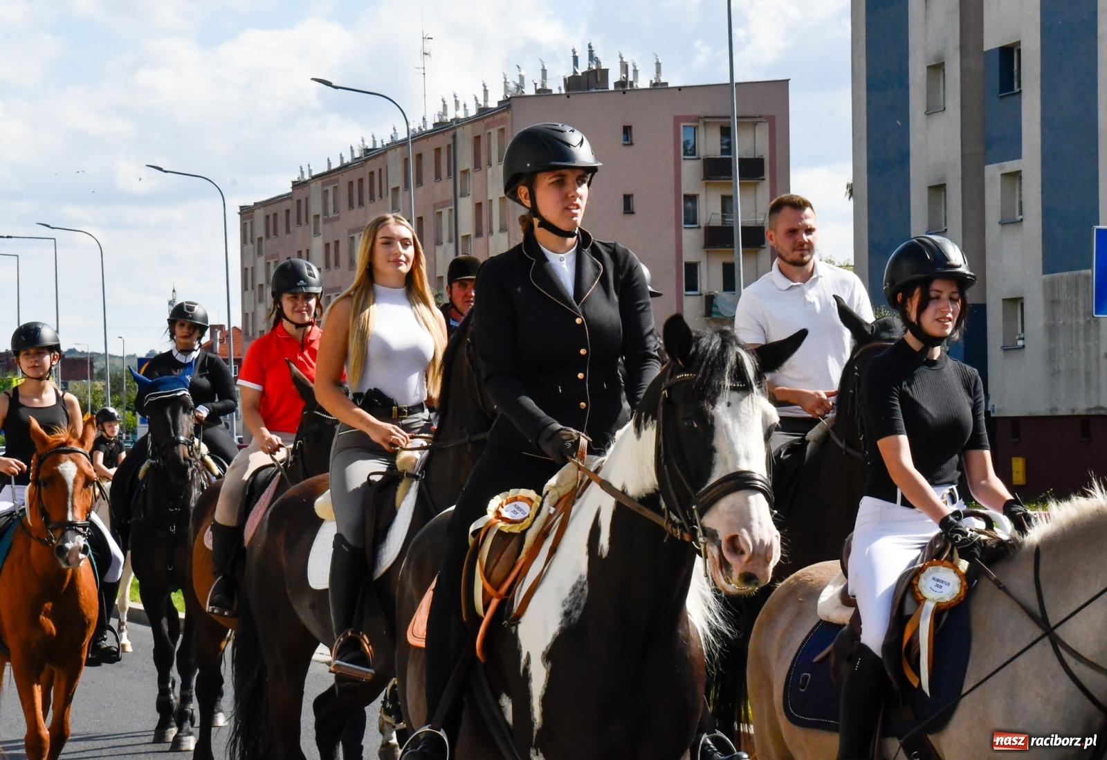 Zdjęcie w galerii na portalu naszraciborz.pl: Hubertus na Ostrogu. Konna parada przeszła ulicami Raciborza [FOTO i WIDEO] wiadomości z regionu