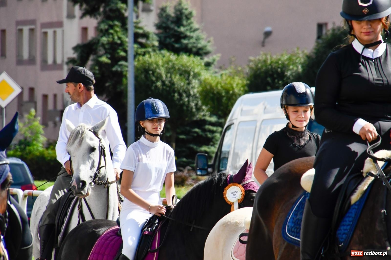 Zdjęcie w galerii na portalu naszraciborz.pl: Hubertus na Ostrogu. Konna parada przeszła ulicami Raciborza [FOTO i WIDEO] wiadomości z regionu