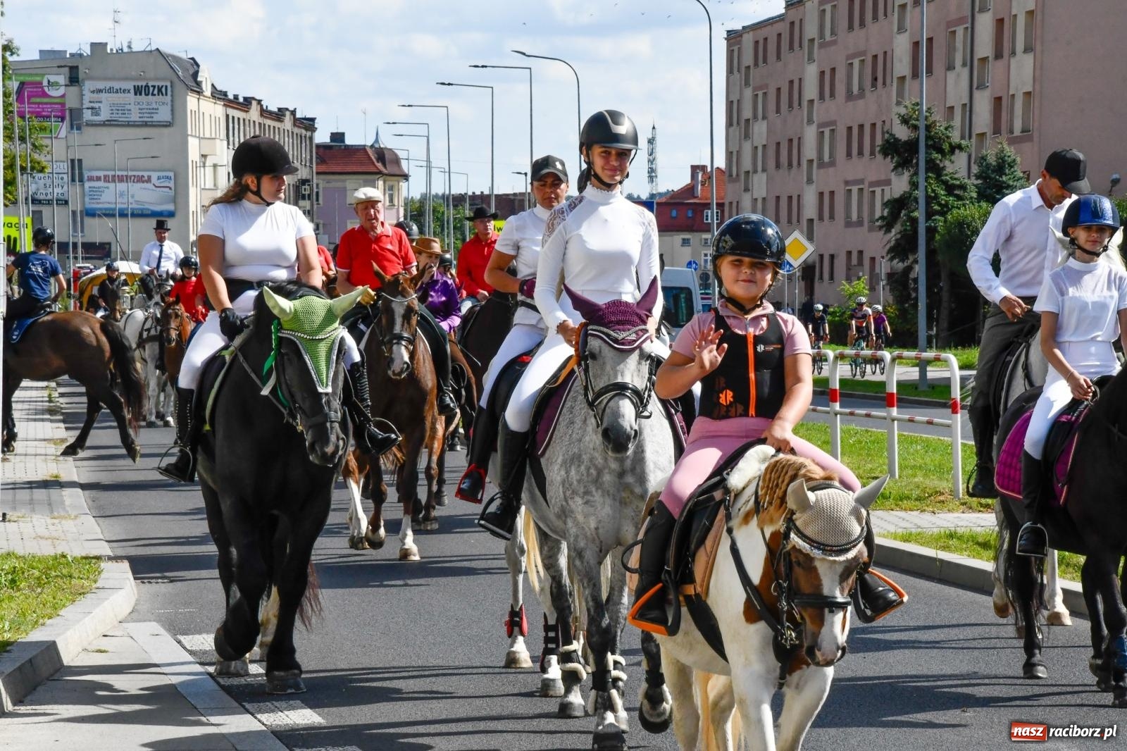 Zdjęcie w galerii na portalu naszraciborz.pl: Hubertus na Ostrogu. Konna parada przeszła ulicami Raciborza [FOTO i WIDEO] wiadomości z regionu
