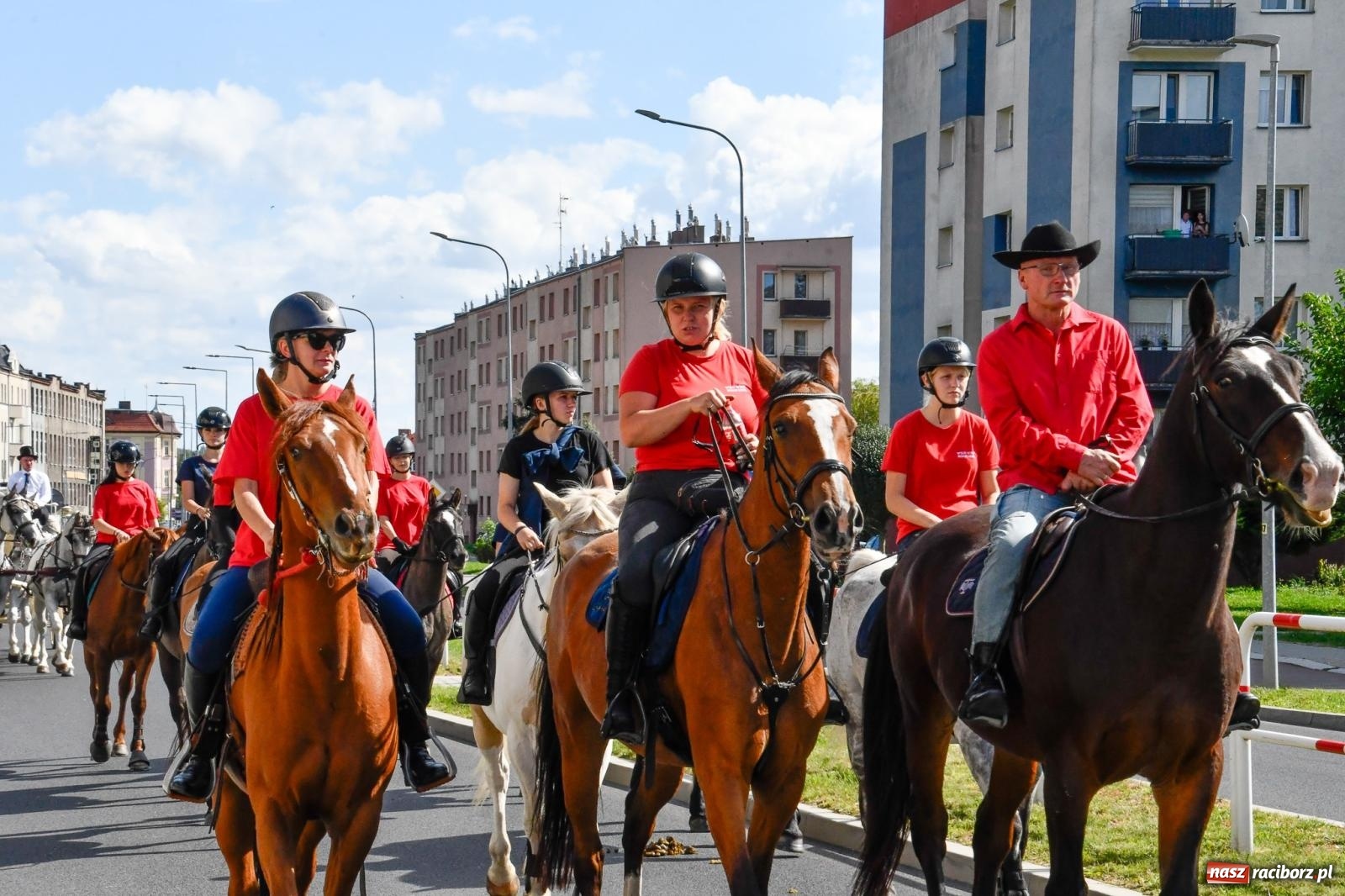 Zdjęcie w galerii na portalu naszraciborz.pl: Hubertus na Ostrogu. Konna parada przeszła ulicami Raciborza [FOTO i WIDEO] wiadomości z regionu
