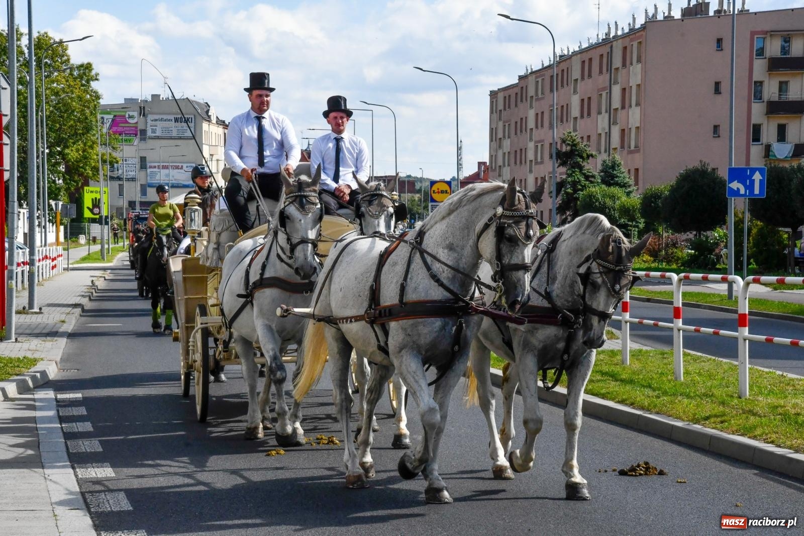Zdjęcie w galerii na portalu naszraciborz.pl: Hubertus na Ostrogu. Konna parada przeszła ulicami Raciborza [FOTO i WIDEO] wiadomości z regionu